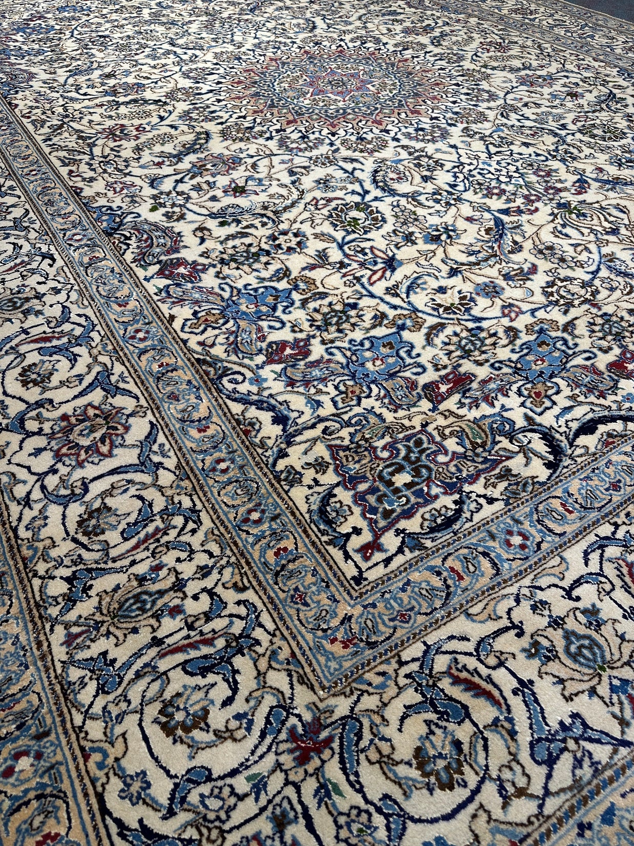 Nain Rug - 392 cm x 290 cm