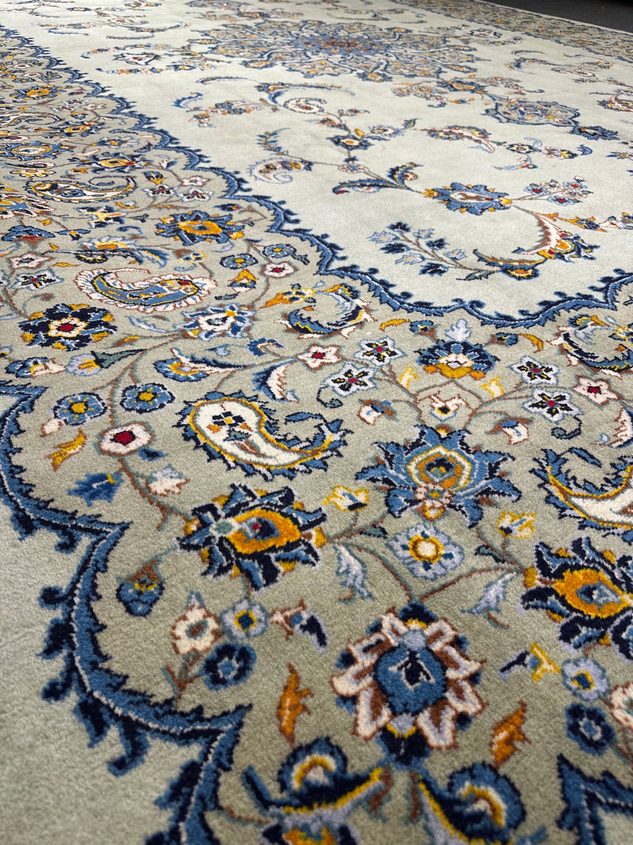 Nain Rug - 405 cm x 300 cm