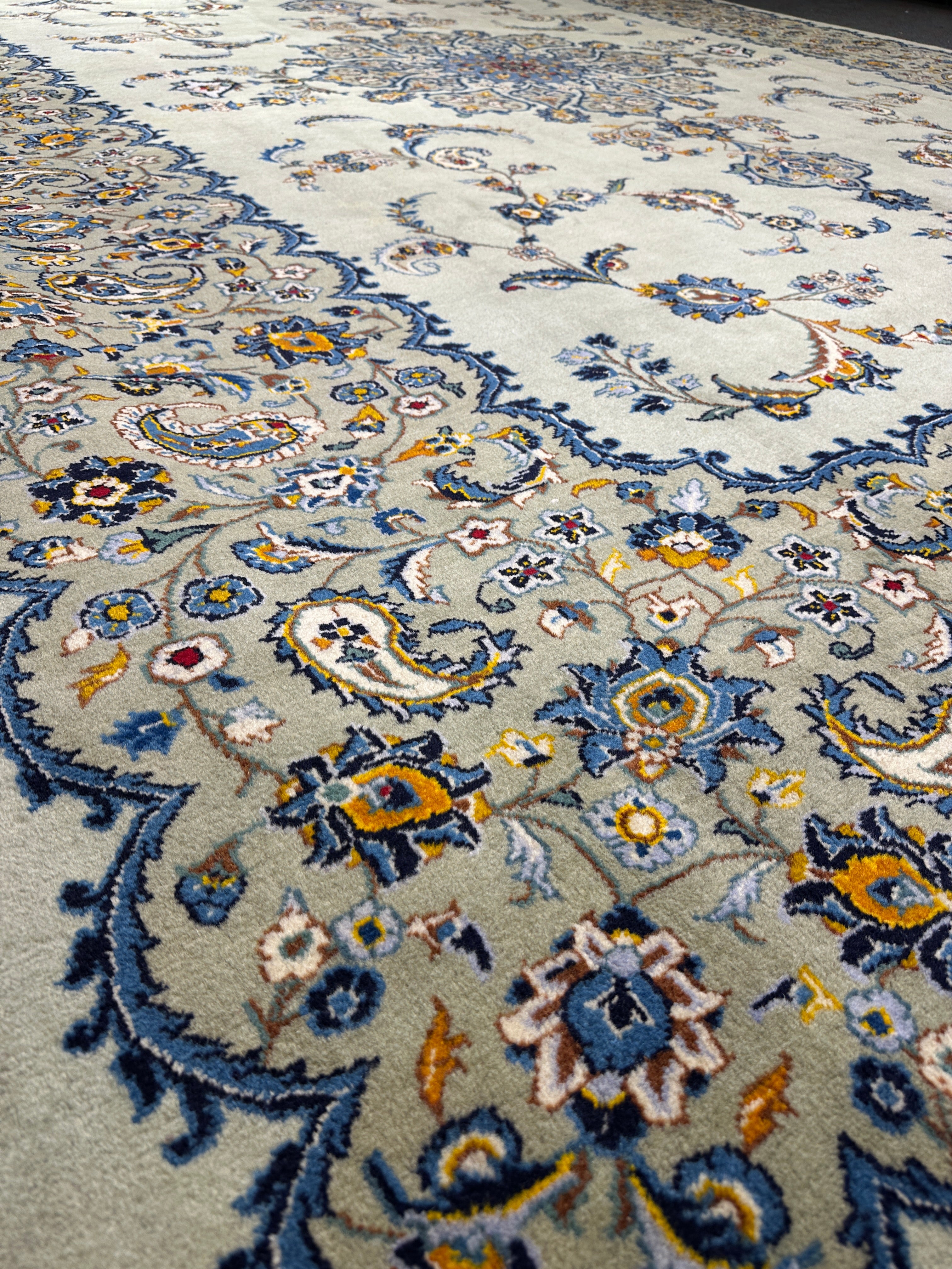 Nain Rug - 405 cm x 300 cm