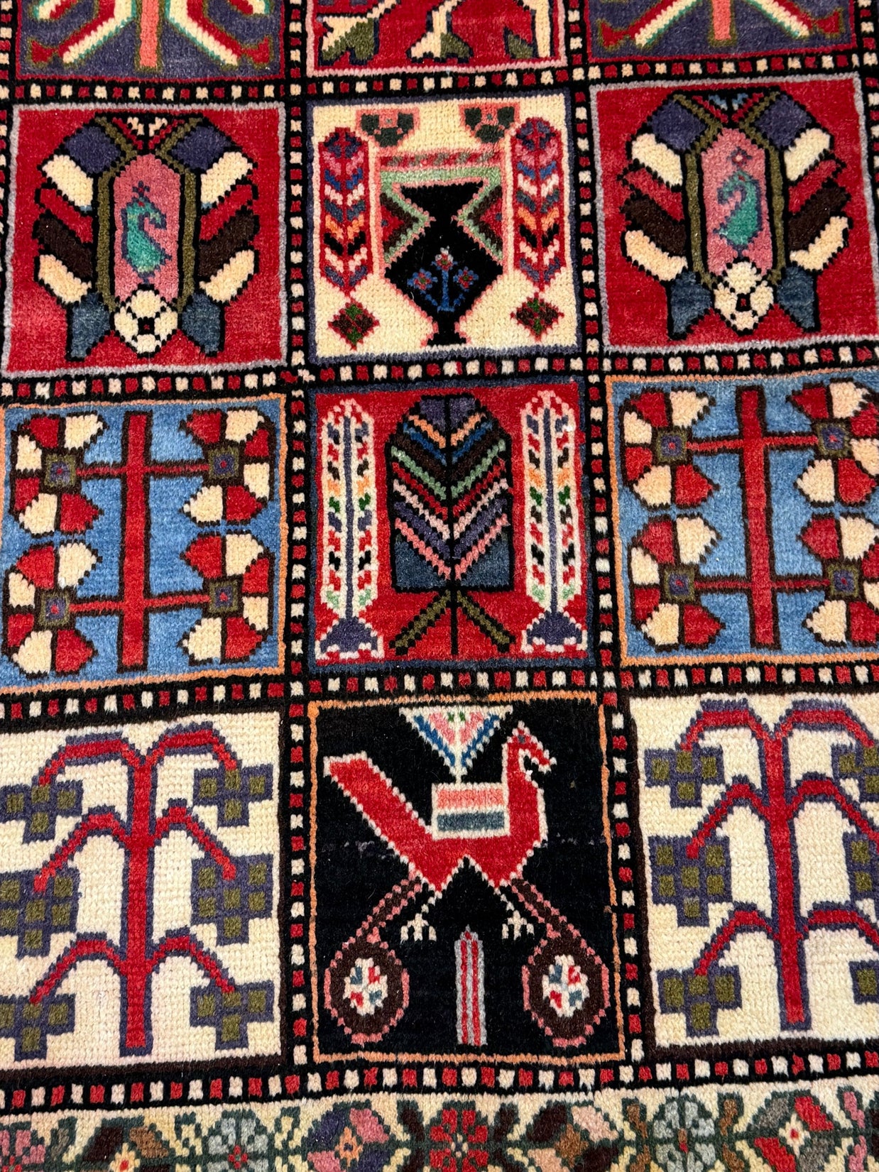 Bakhtiari Rug - 295 cm x 210 cm