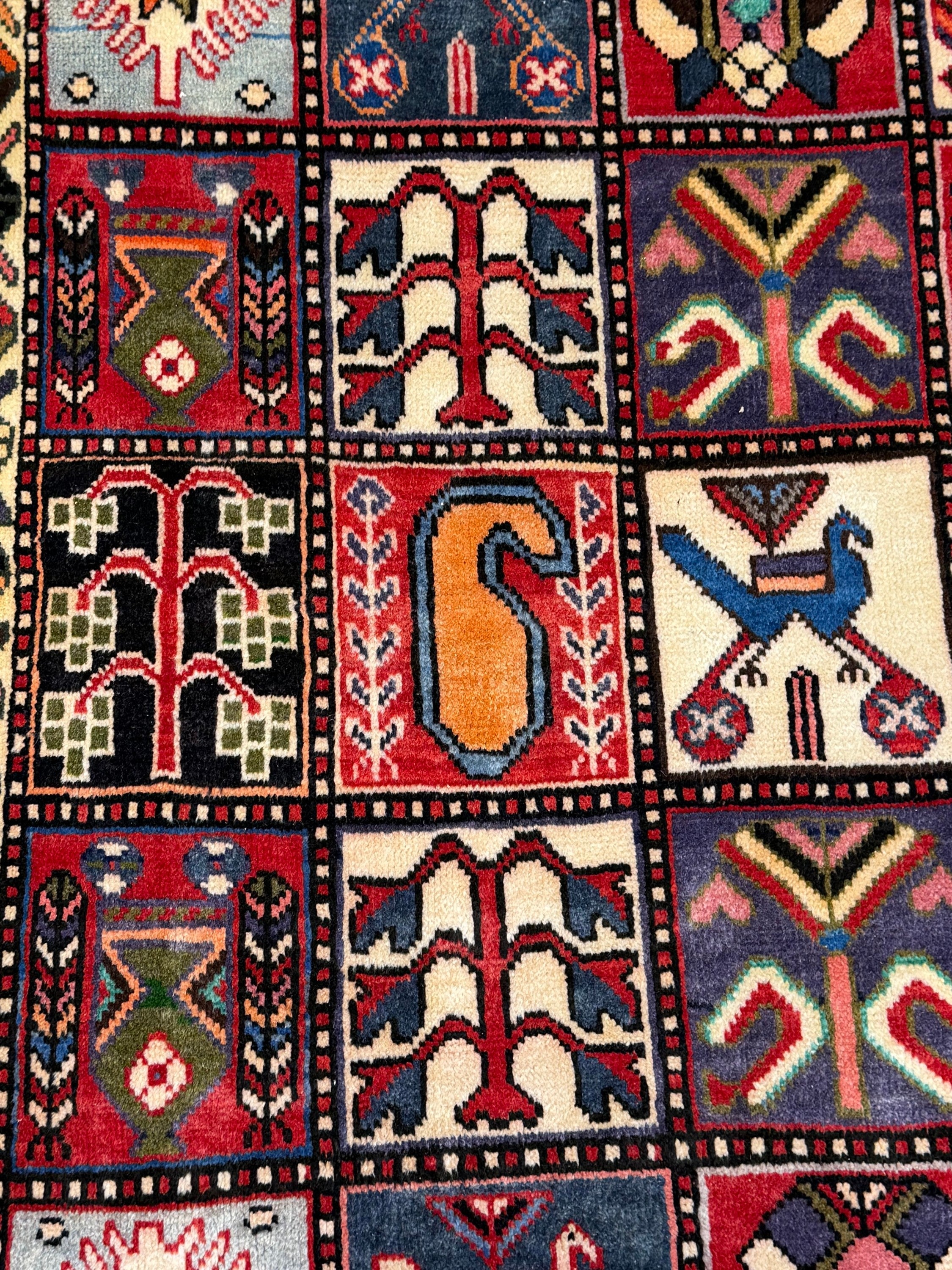 Bakhtiari Rug - 295 cm x 210 cm