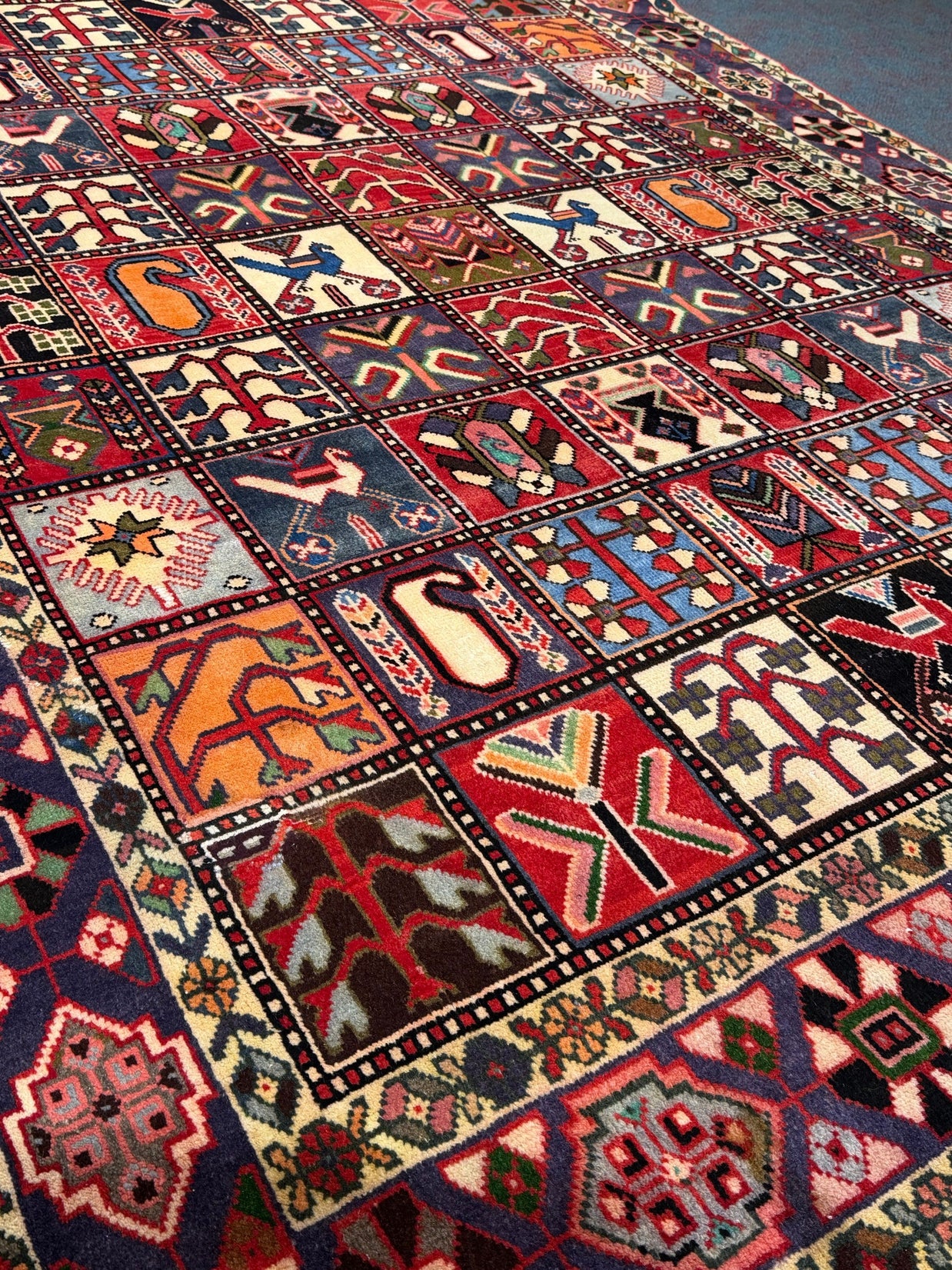 Bakhtiari Rug - 295 cm x 210 cm