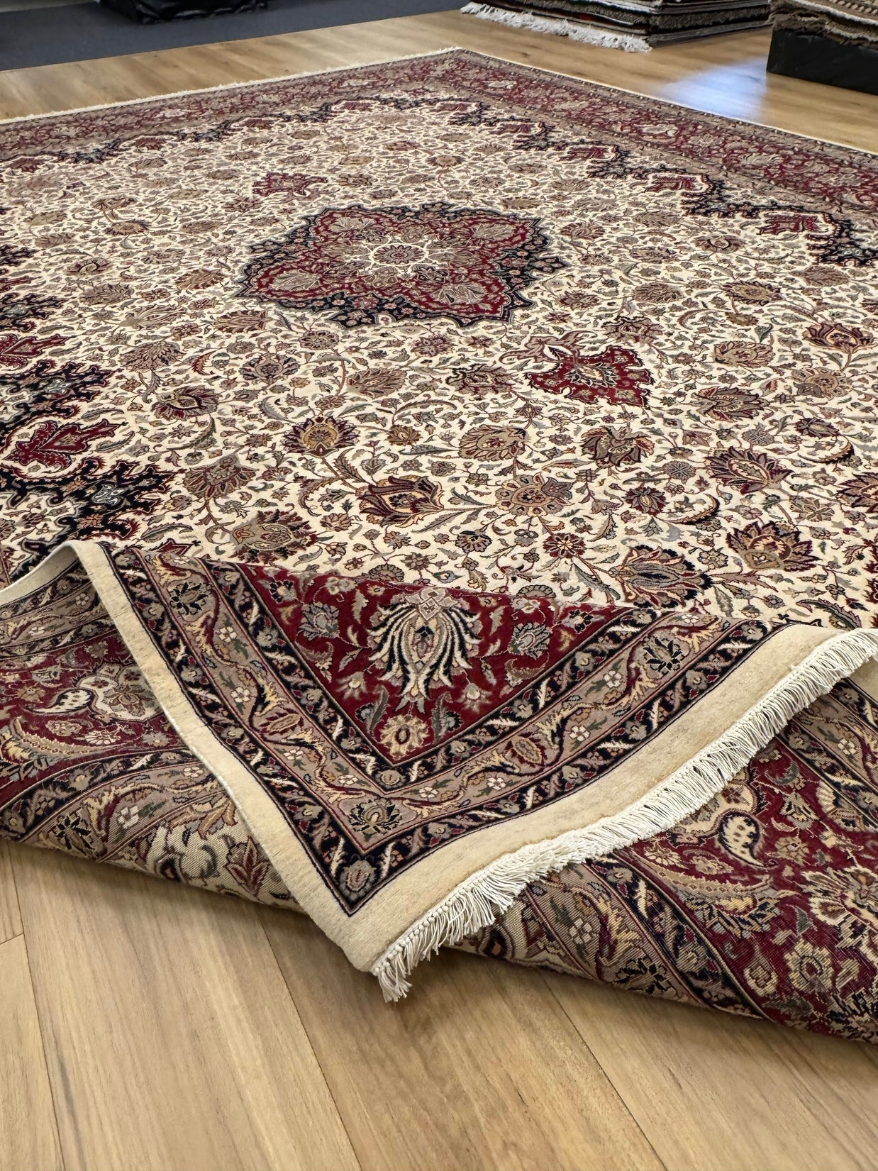 Isfahan Rug - 431 cm x 306 cm
