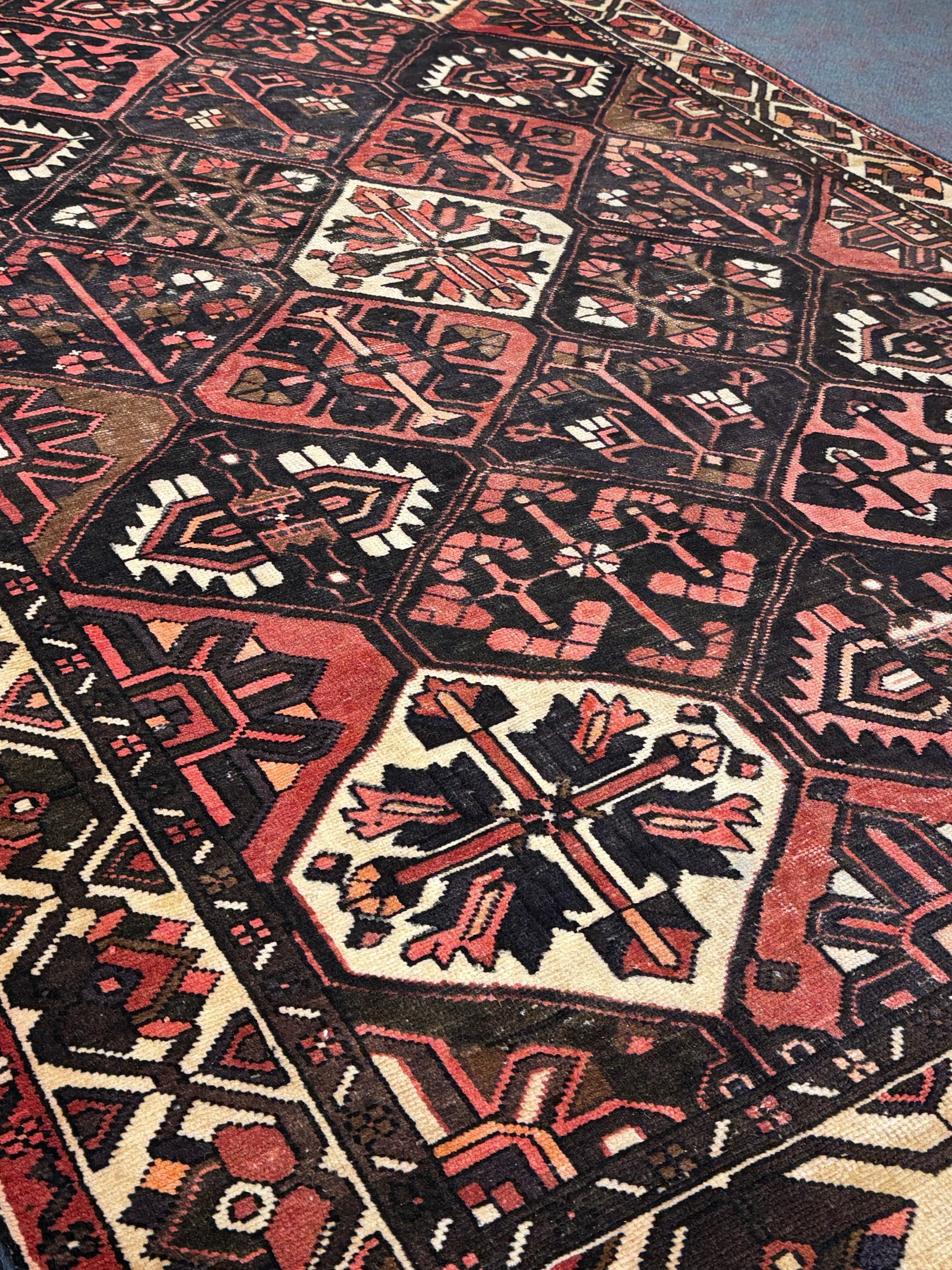 Bakhtiari Rug  - 297 cm x 200 cm