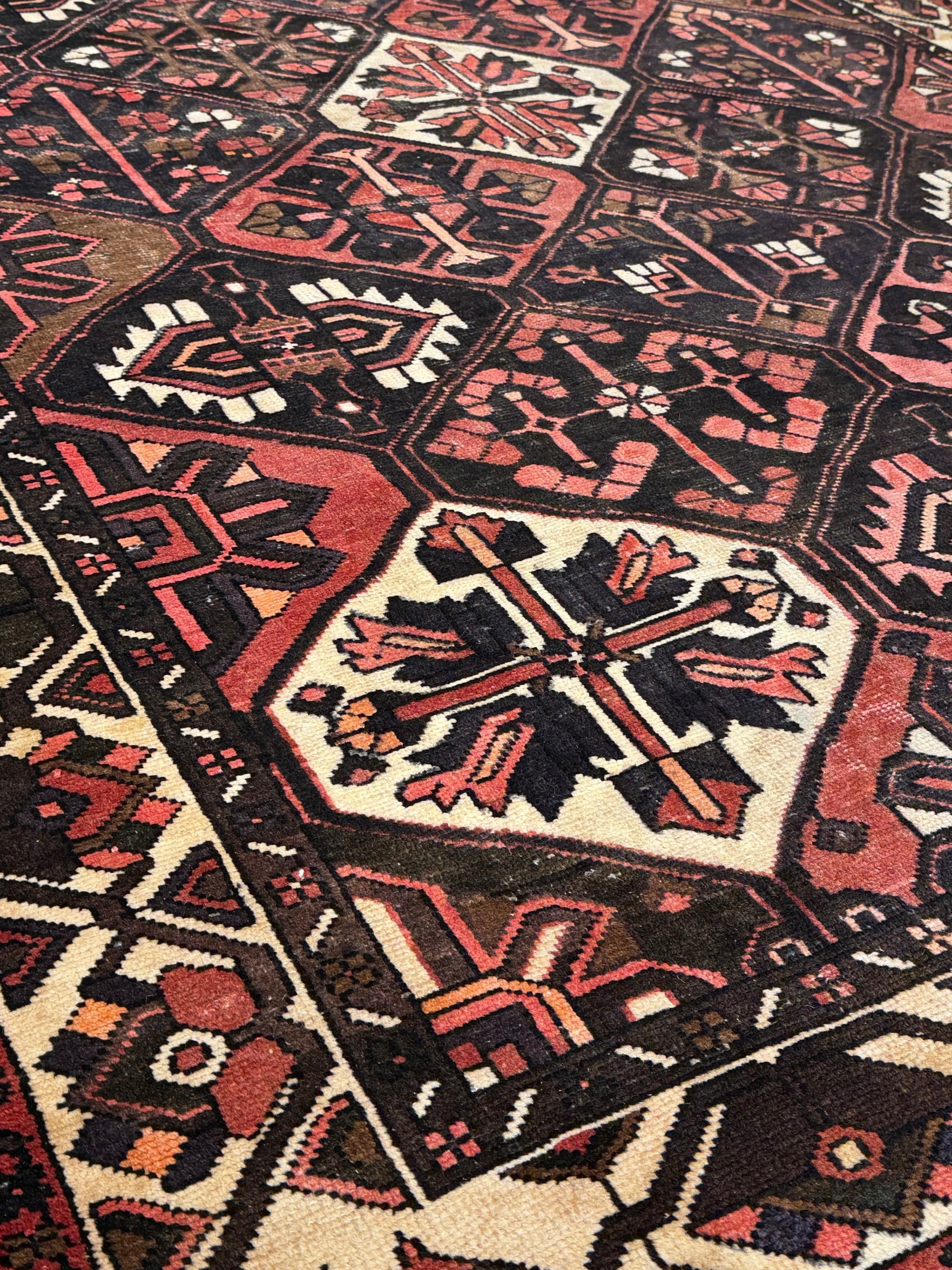 Bakhtiari Rug  - 297 cm x 200 cm