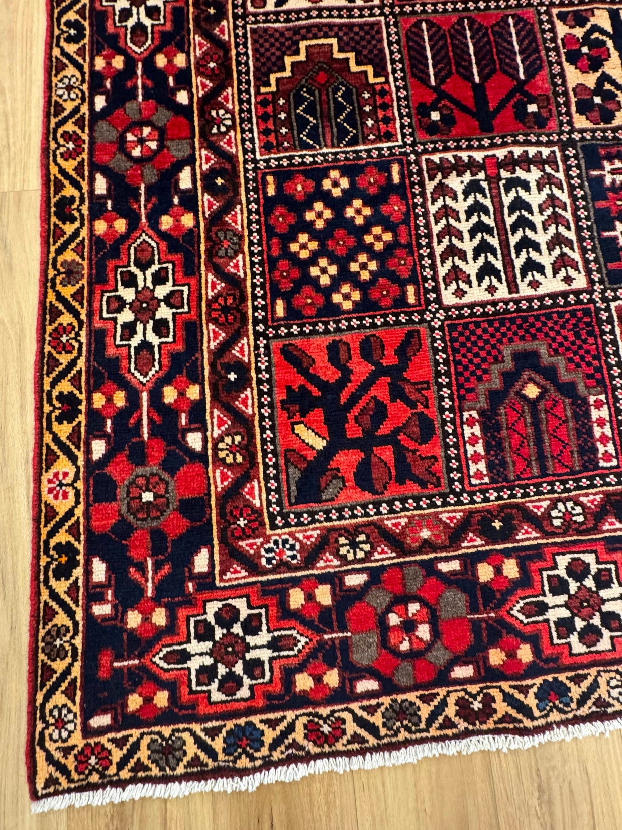 Bakhtiari Rug - 310 cm x 210 cm