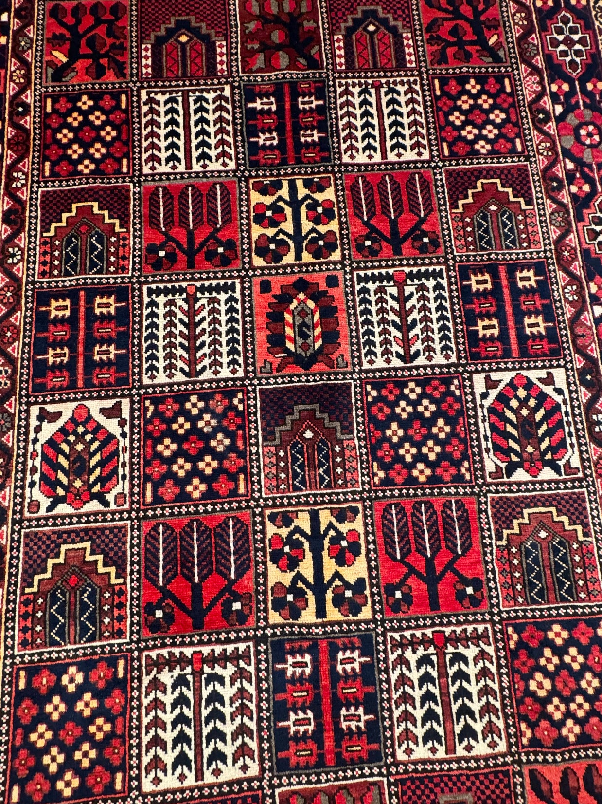 Bakhtiari Rug - 310 cm x 210 cm