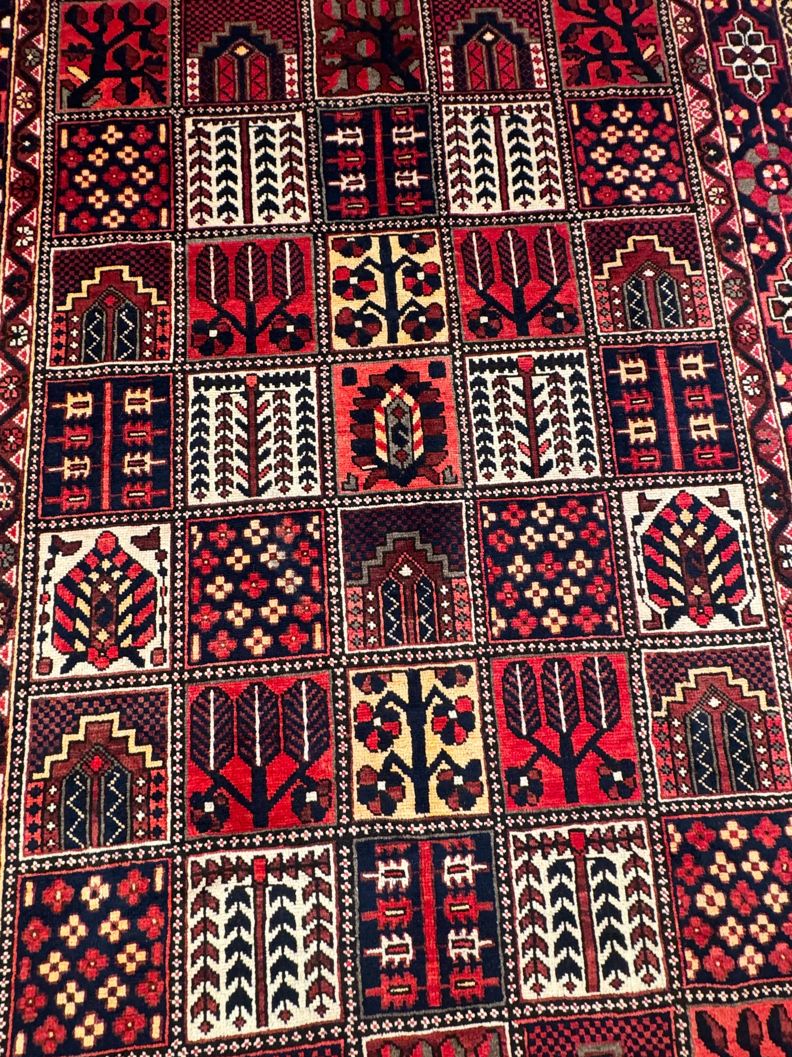 Bakhtiari Rug - 310 cm x 210 cm