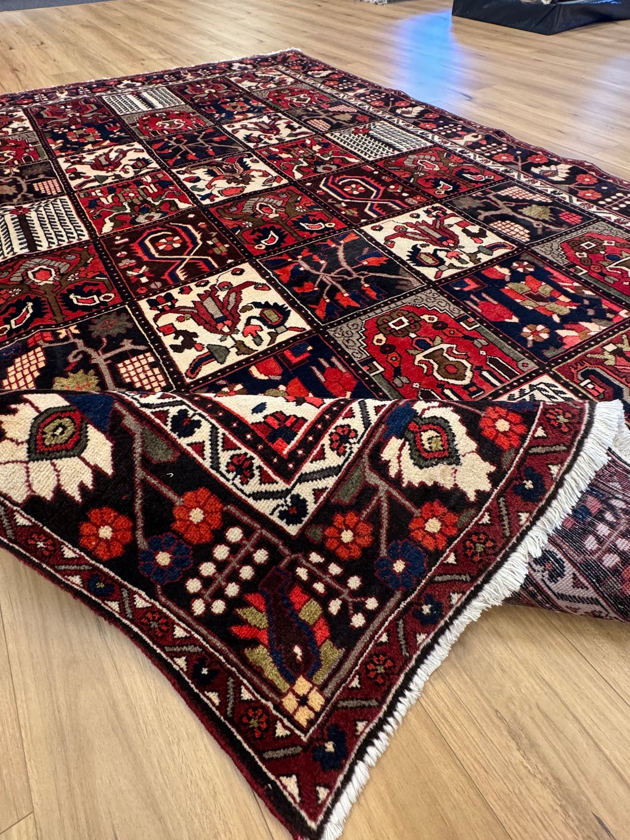 Bakhtiari Rug - 315 cm x 205 cm