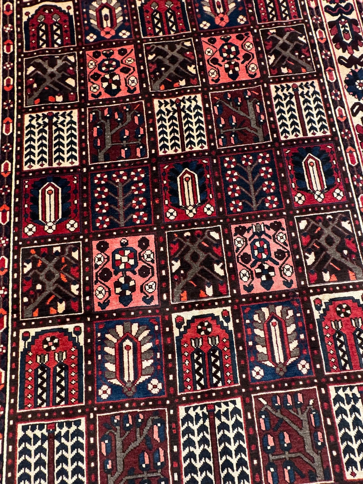 Bakhtiari Rug - 310 cm x 205 cm