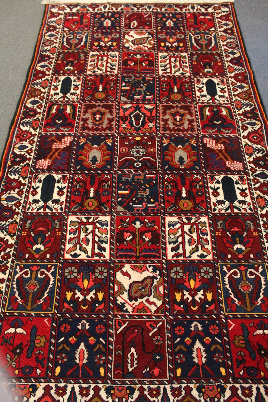 Bakhtiari Rug - 305 cm x 165 cm