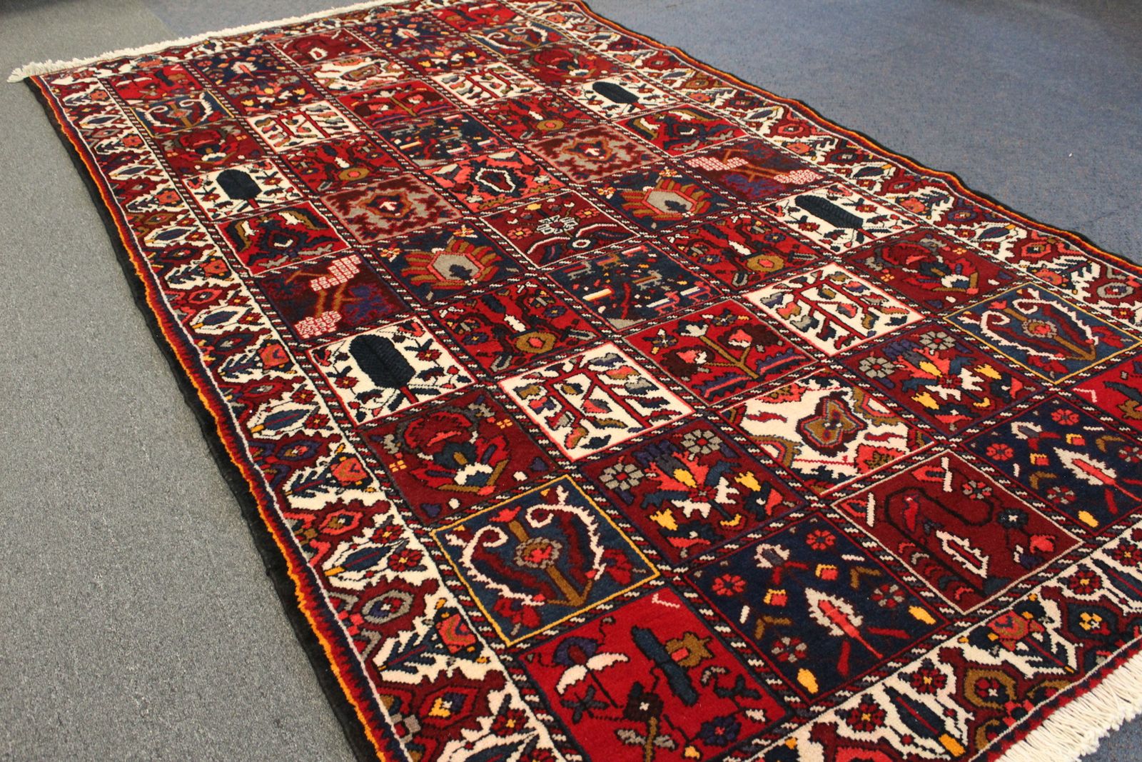 Bakhtiari Rug - 305 cm x 165 cm