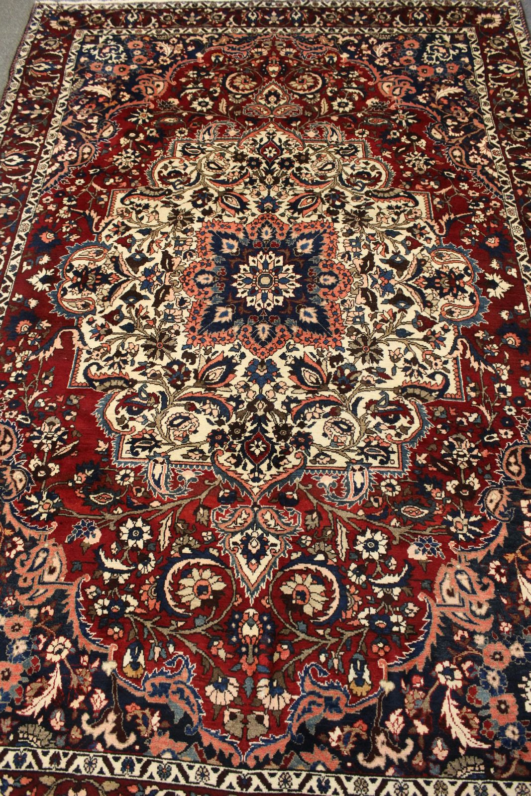 Bakhtiari Rug - 315 cm x 203 cm