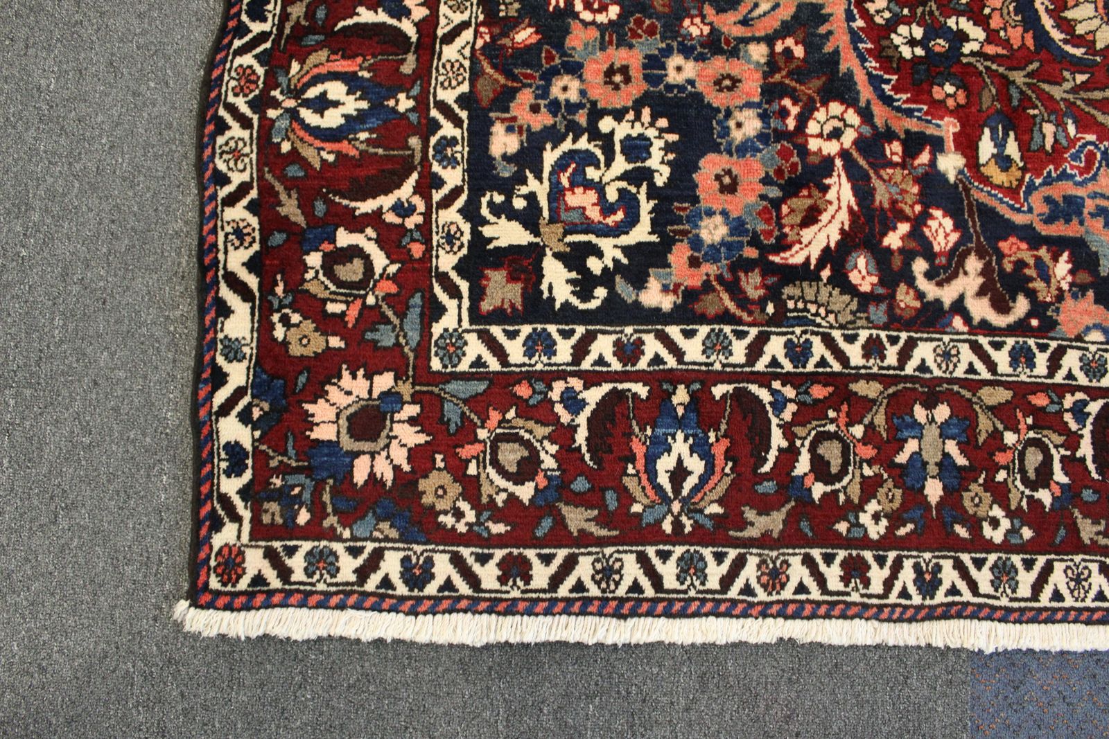 Bakhtiari Rug - 315 cm x 203 cm