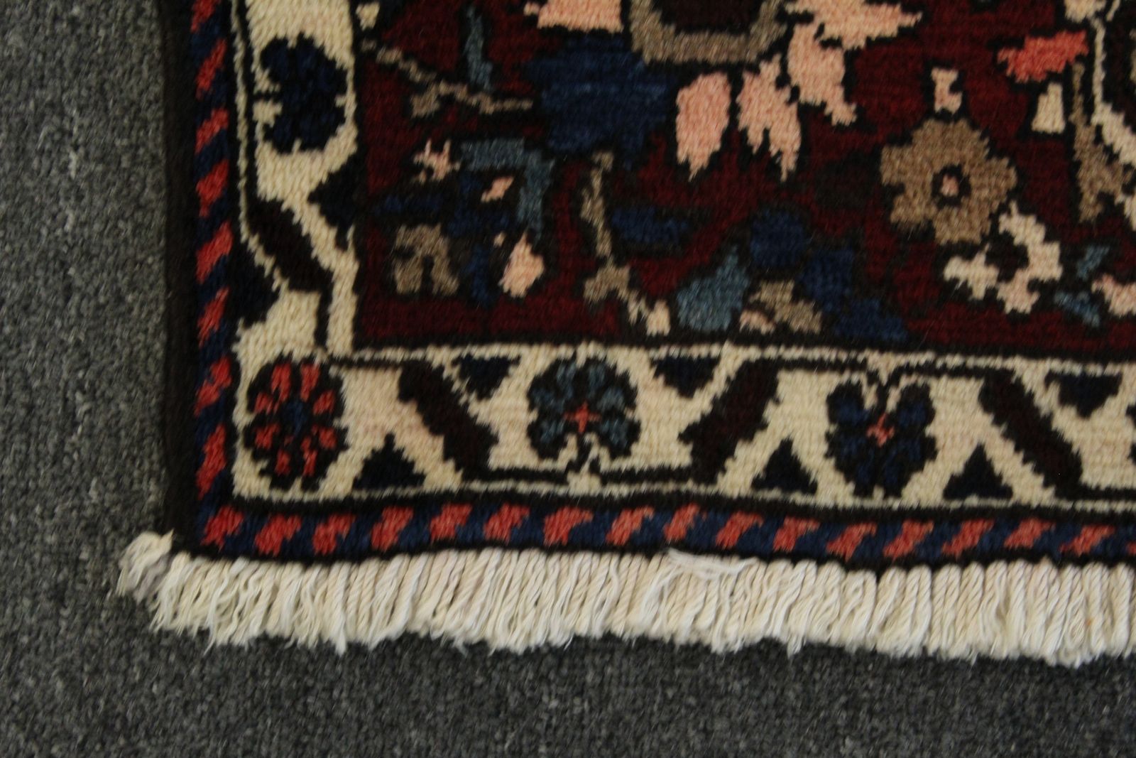 Bakhtiari Rug - 315 cm x 203 cm