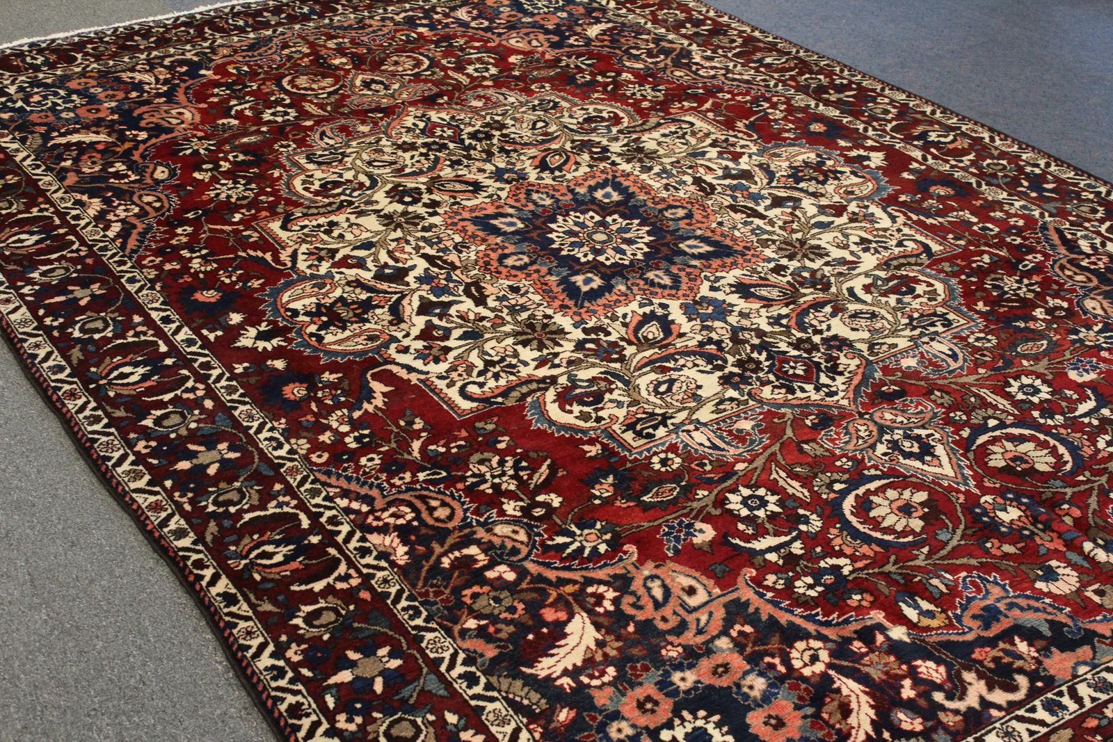 Bakhtiari Rug - 315 cm x 203 cm