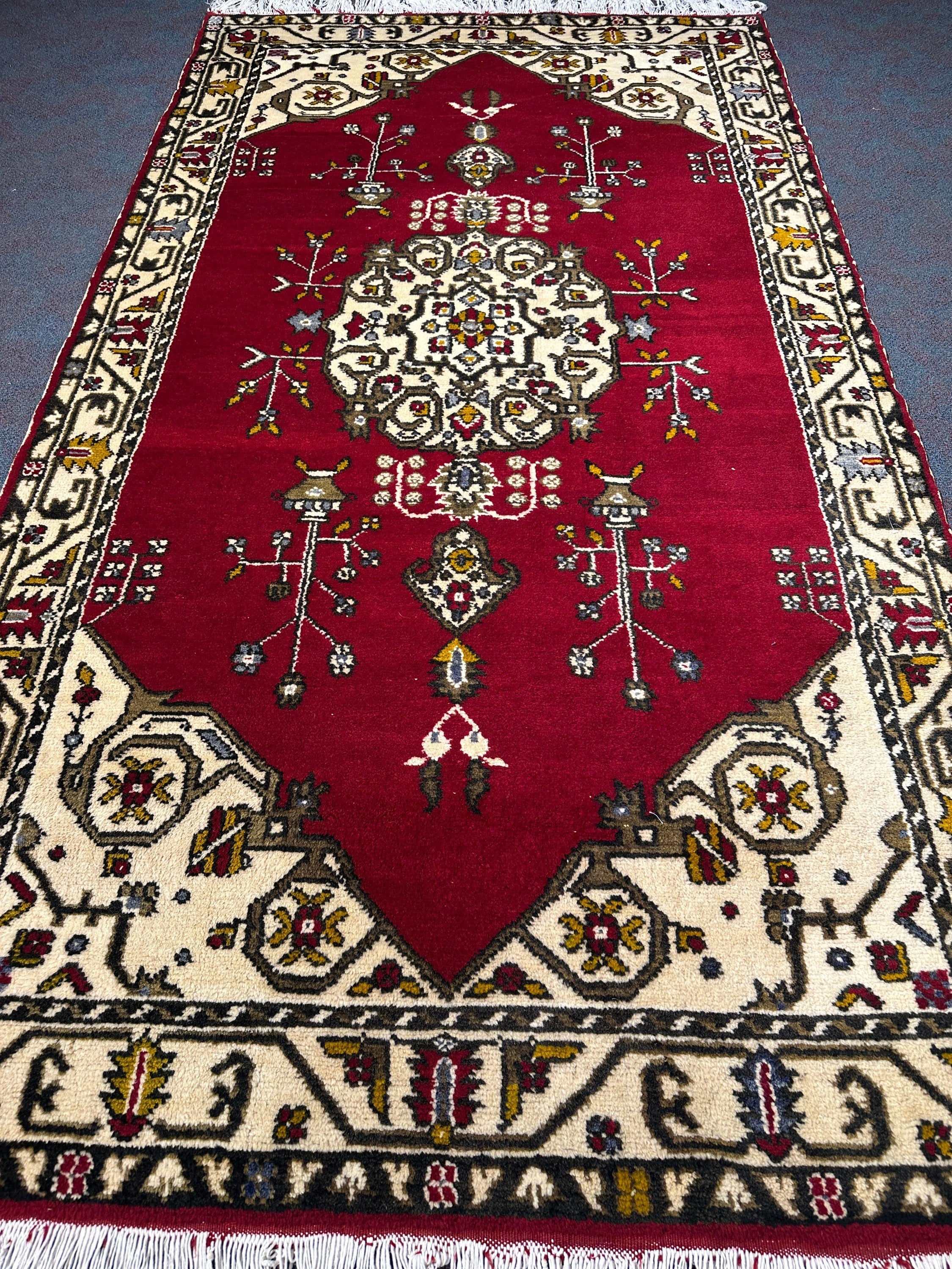 Turkish Rug - 277 cm x 152 cm