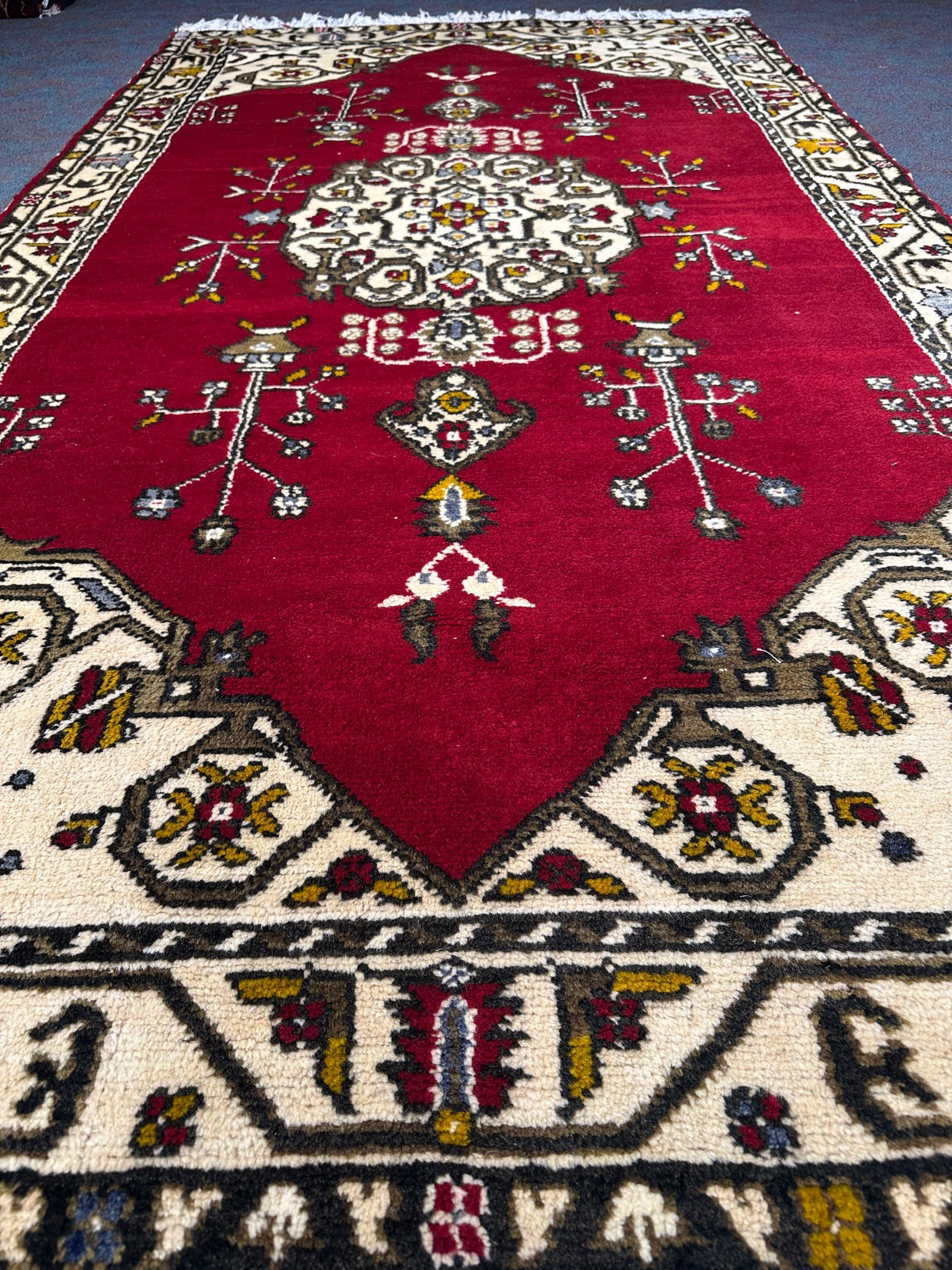 Turkish Rug - 277 cm x 152 cm