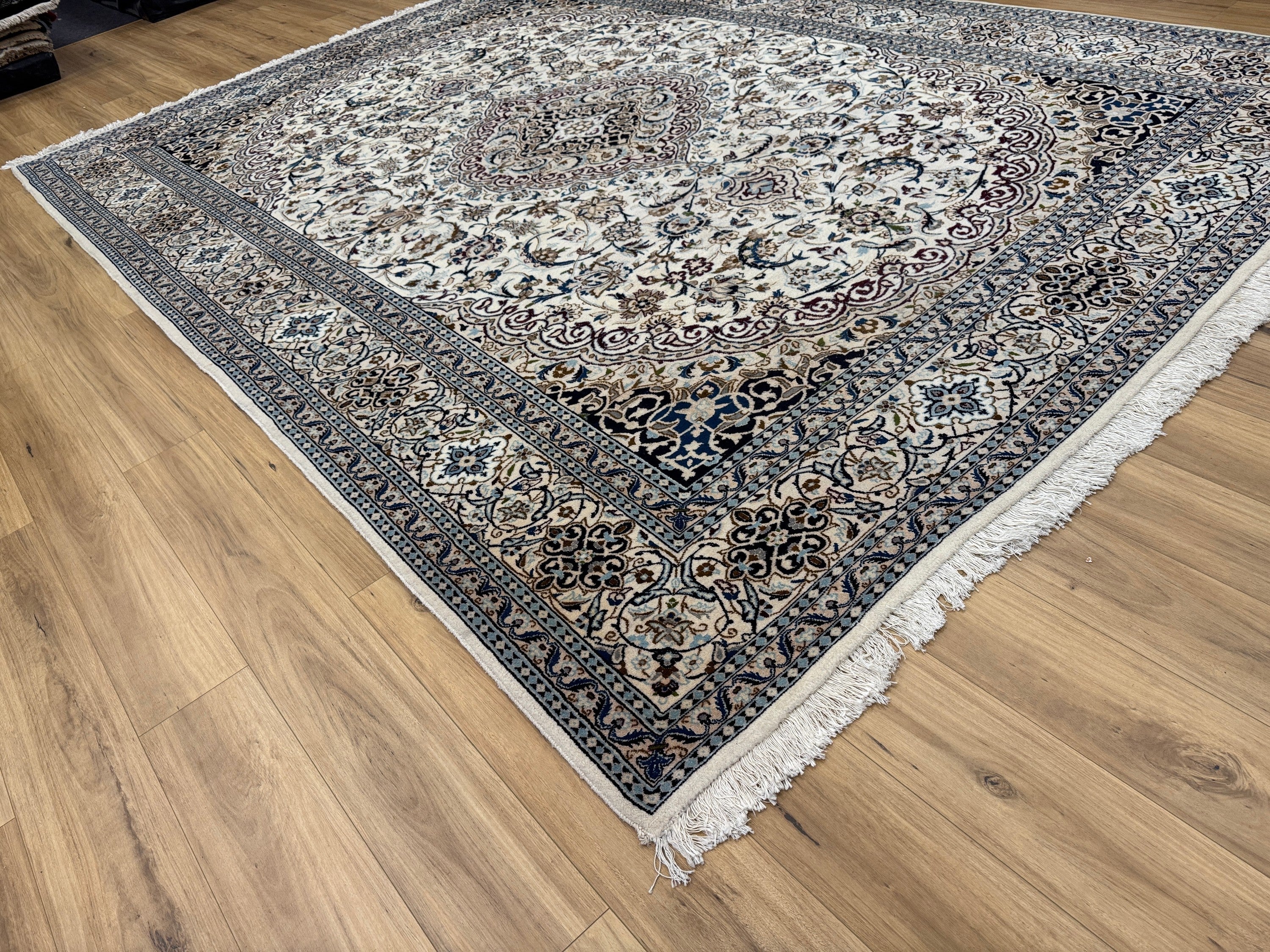 Nain Rug - 405 cm x 295 cm
