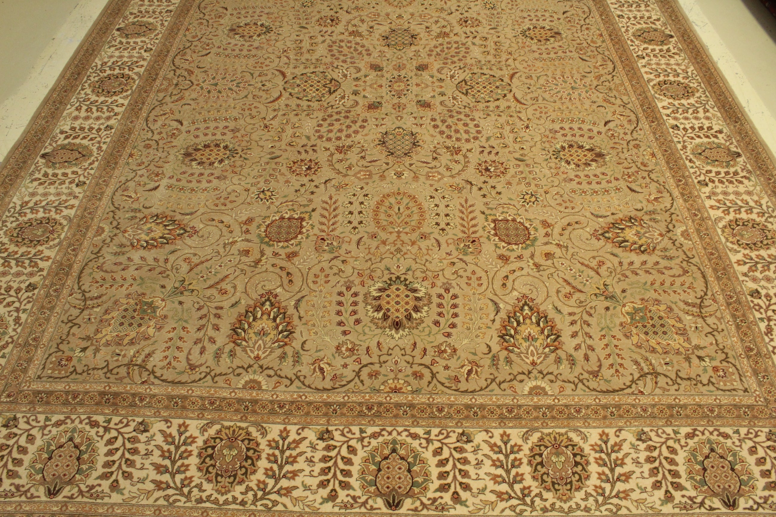 Kashmiri Rug - 365 cm x 277