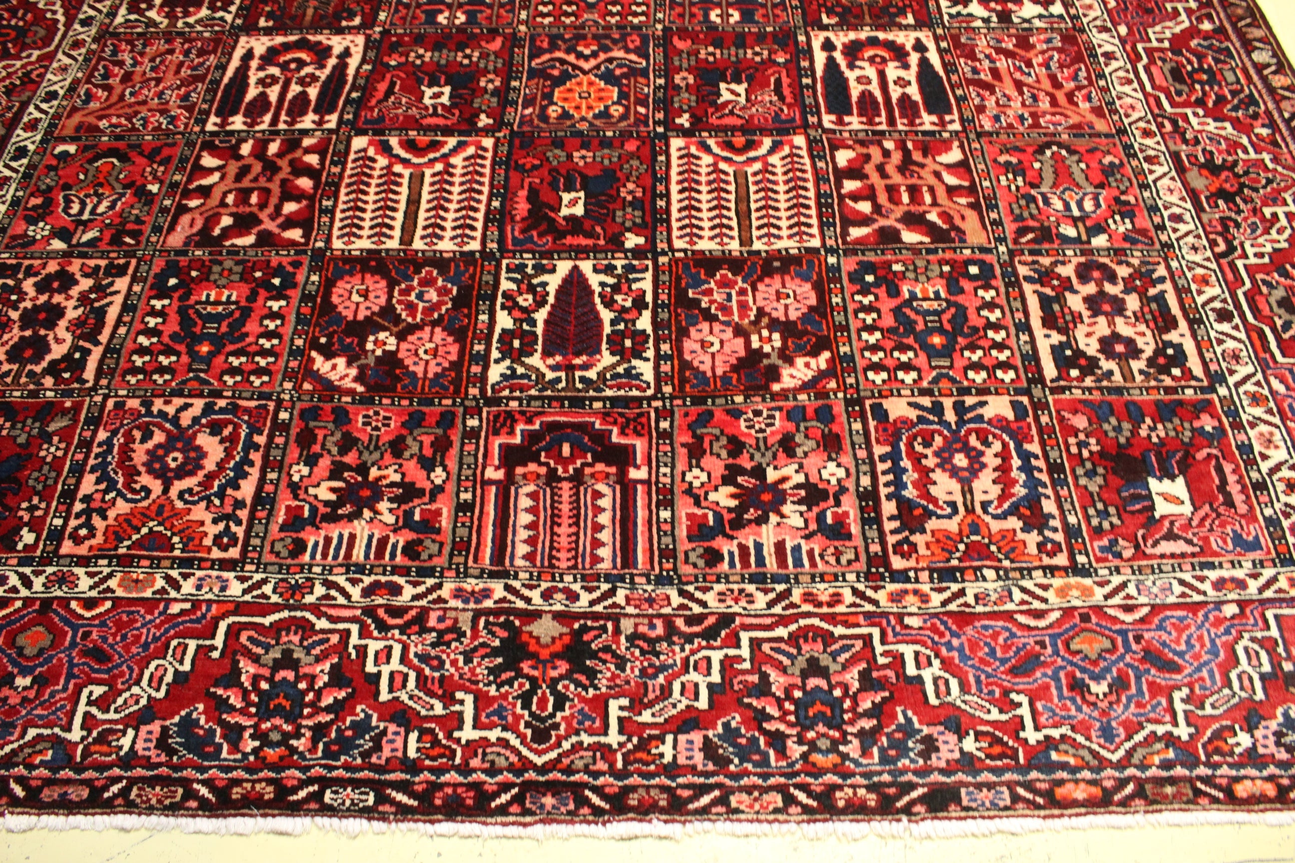 Bakhtiari Rug - 400 cm x 297 cm