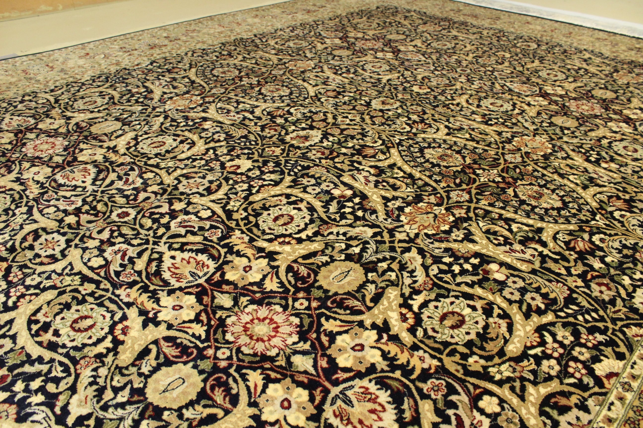 Kashmiri Rug - 358 cm x 268 cm
