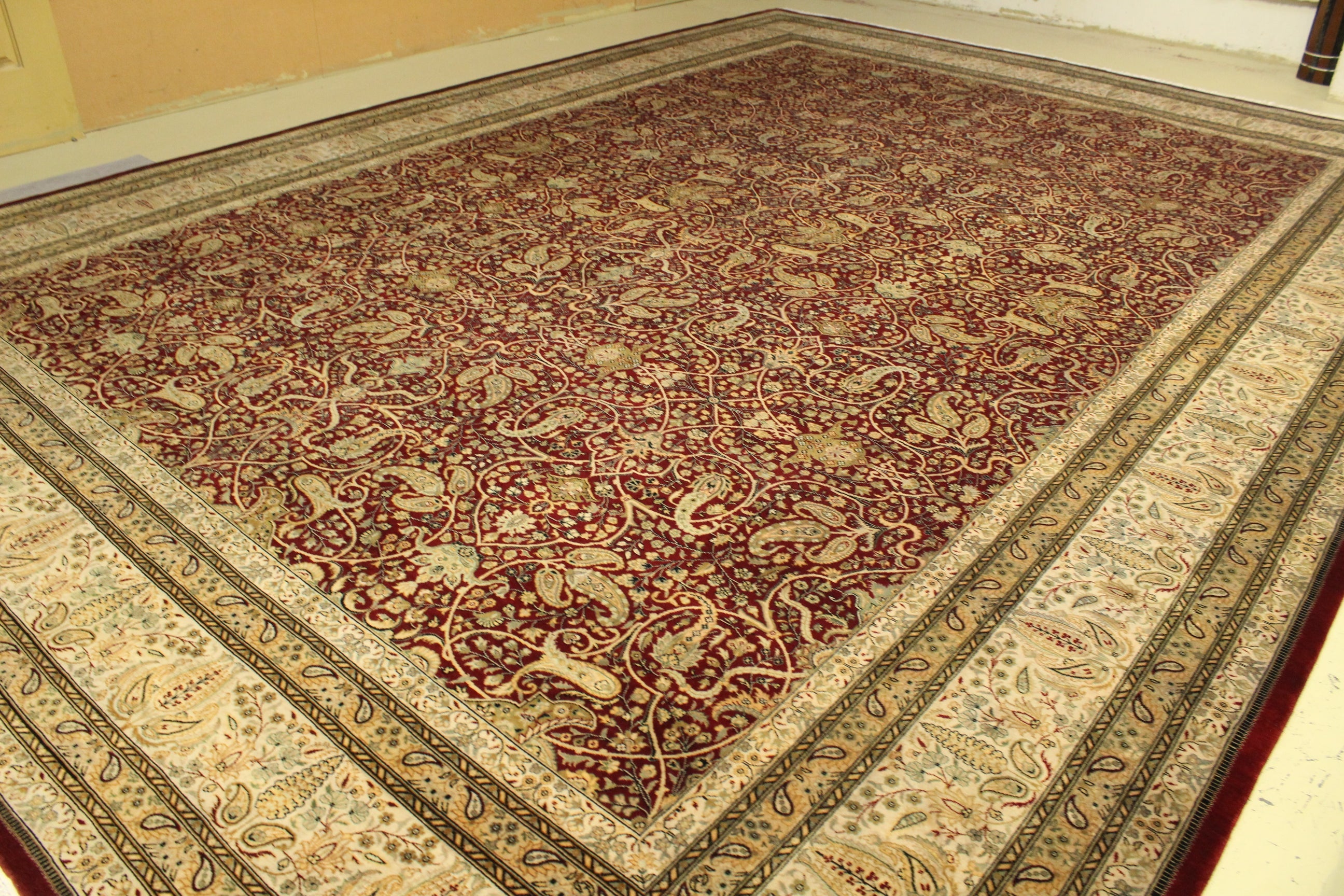 Kashmiri Rug - 428 cm x 307 cm