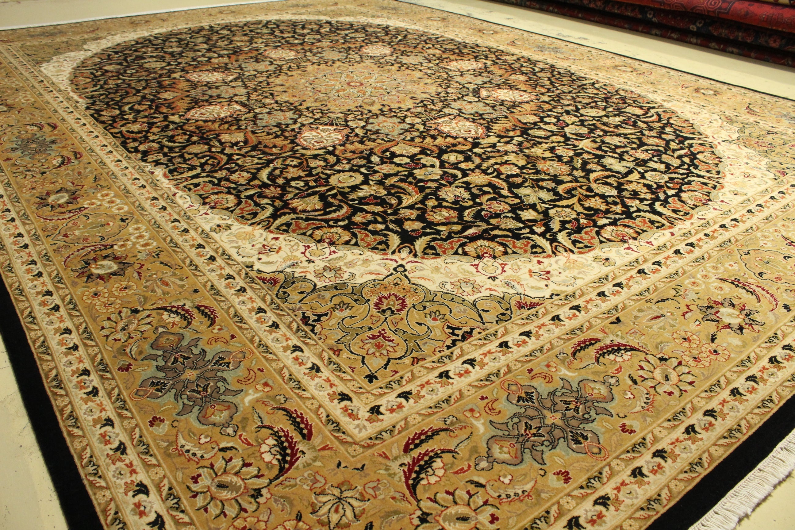 Kashmiri Rug - 379 cm x 272 cm