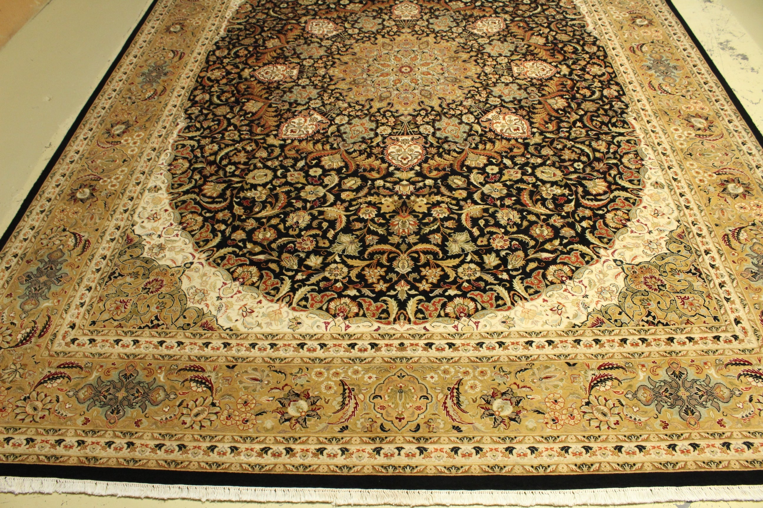 Kashmiri Rug - 379 cm x 272 cm