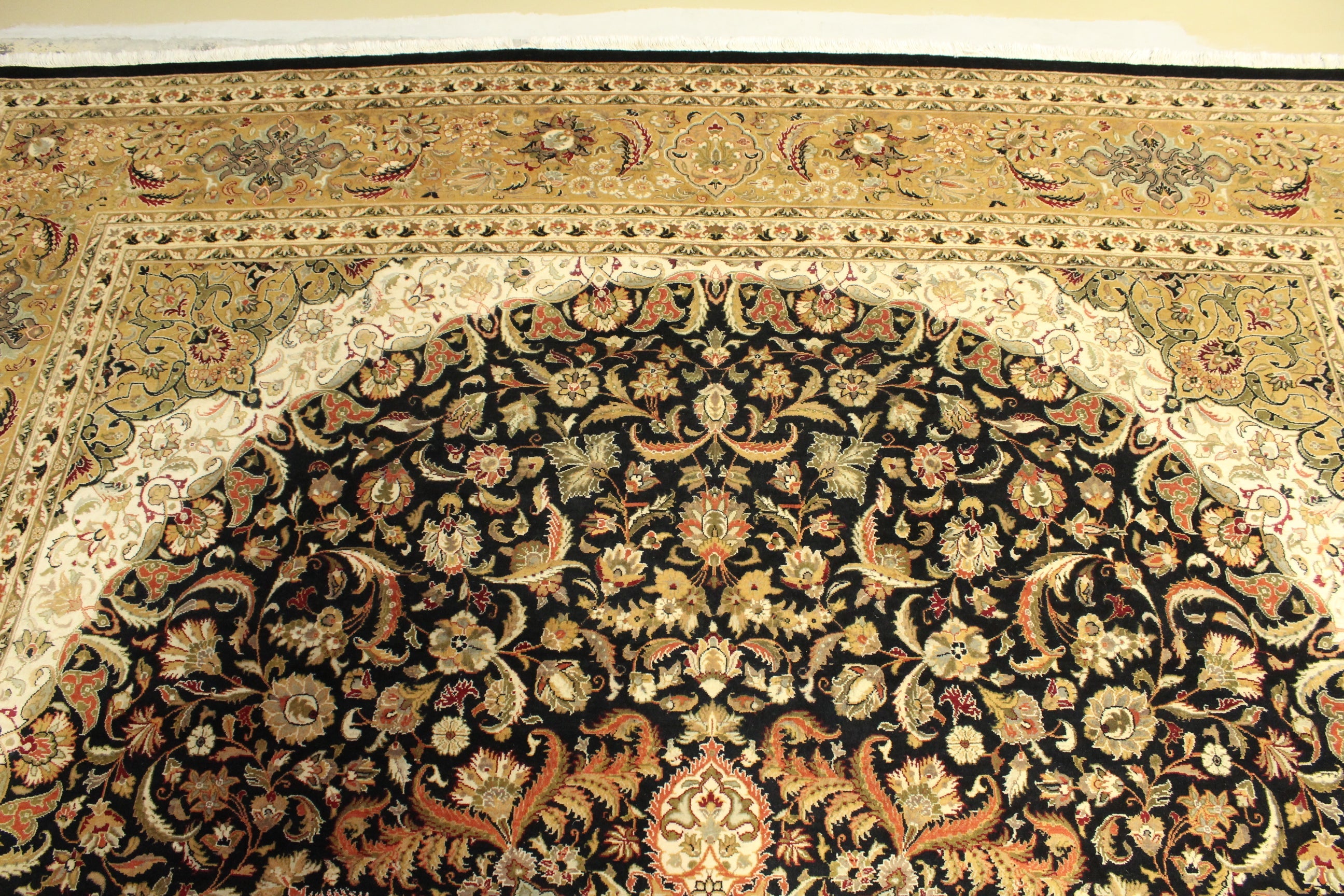 Kashmiri Rug - 379 cm x 272 cm