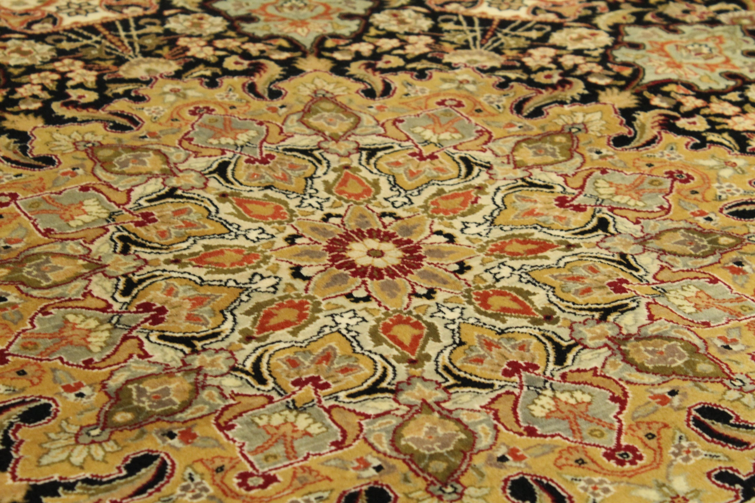 Kashmiri Rug - 379 cm x 272 cm