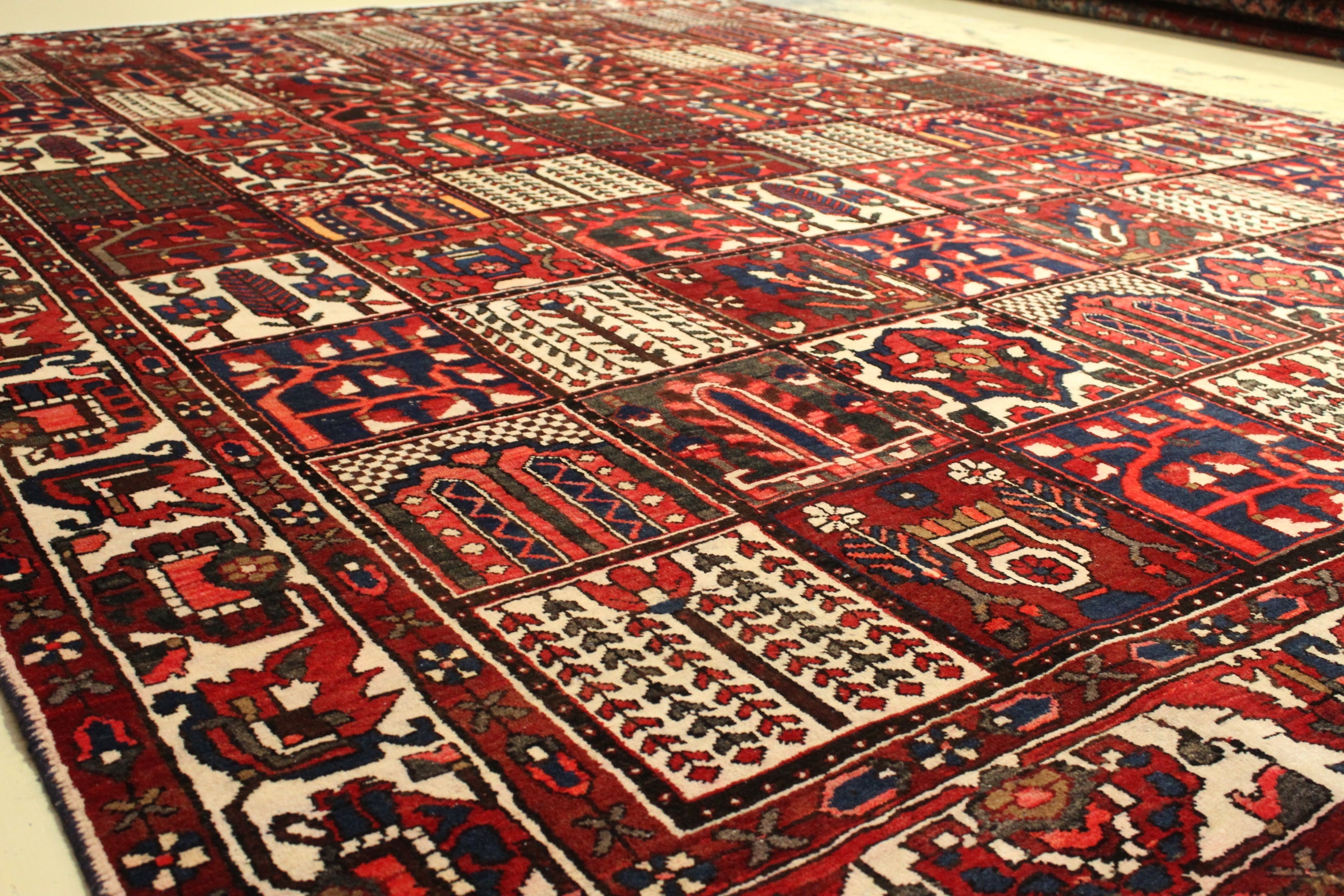 Bakhtiari Rug - 360 cm x 262 cm