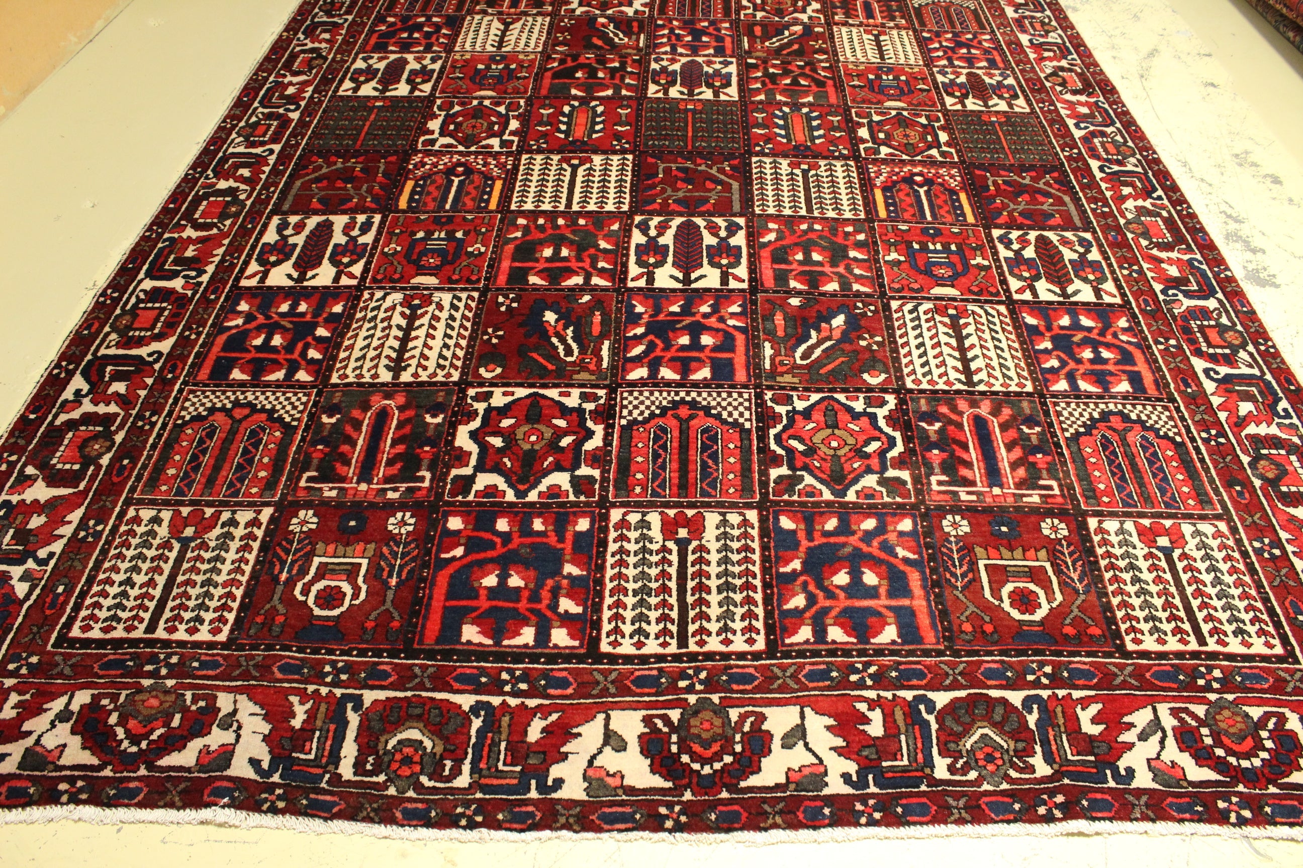 Bakhtiari Rug - 360 cm x 262 cm