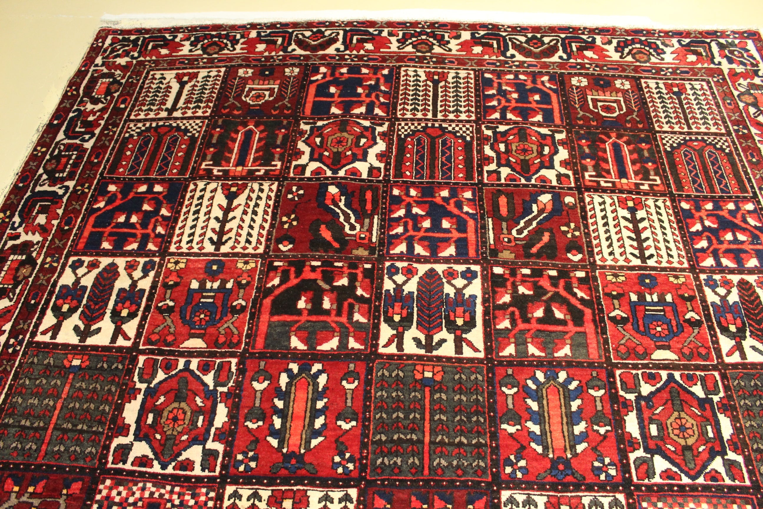 Bakhtiari Rug - 360 cm x 262 cm