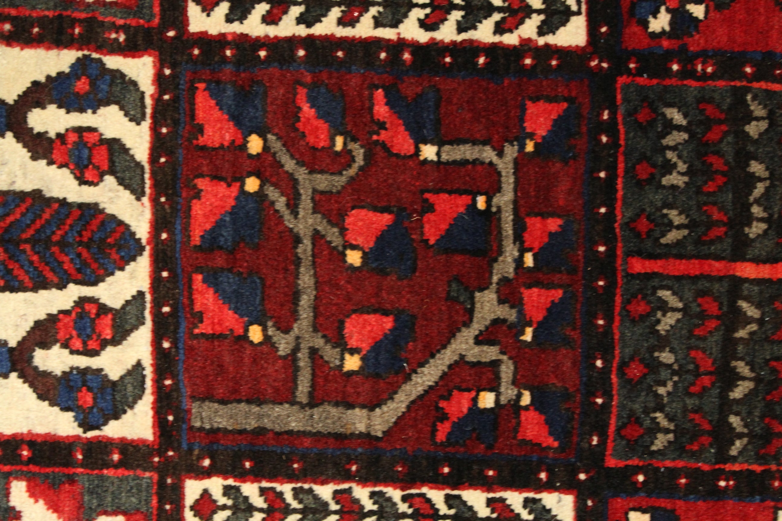 Bakhtiari Rug - 360 cm x 262 cm