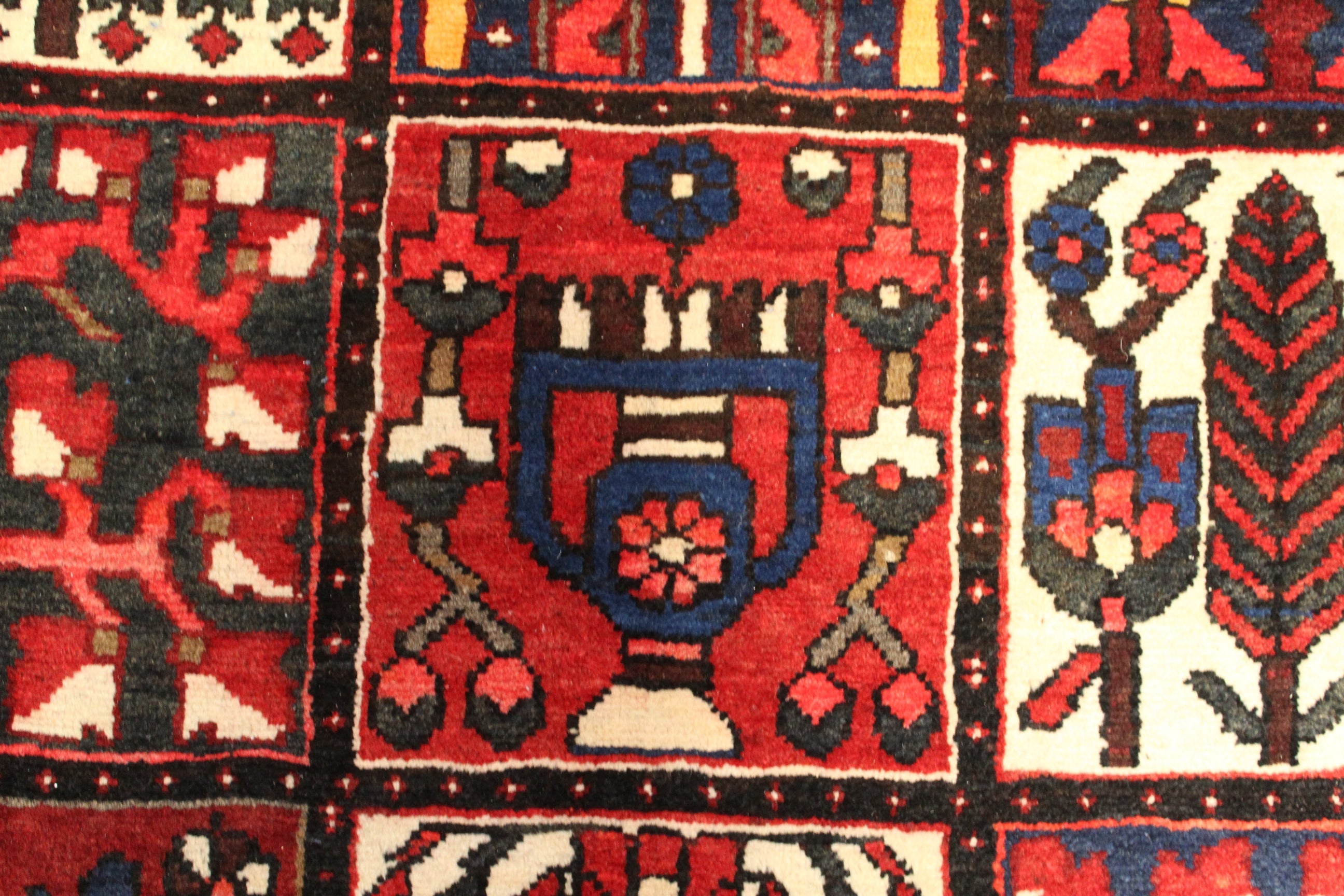 Bakhtiari Rug - 360 cm x 262 cm