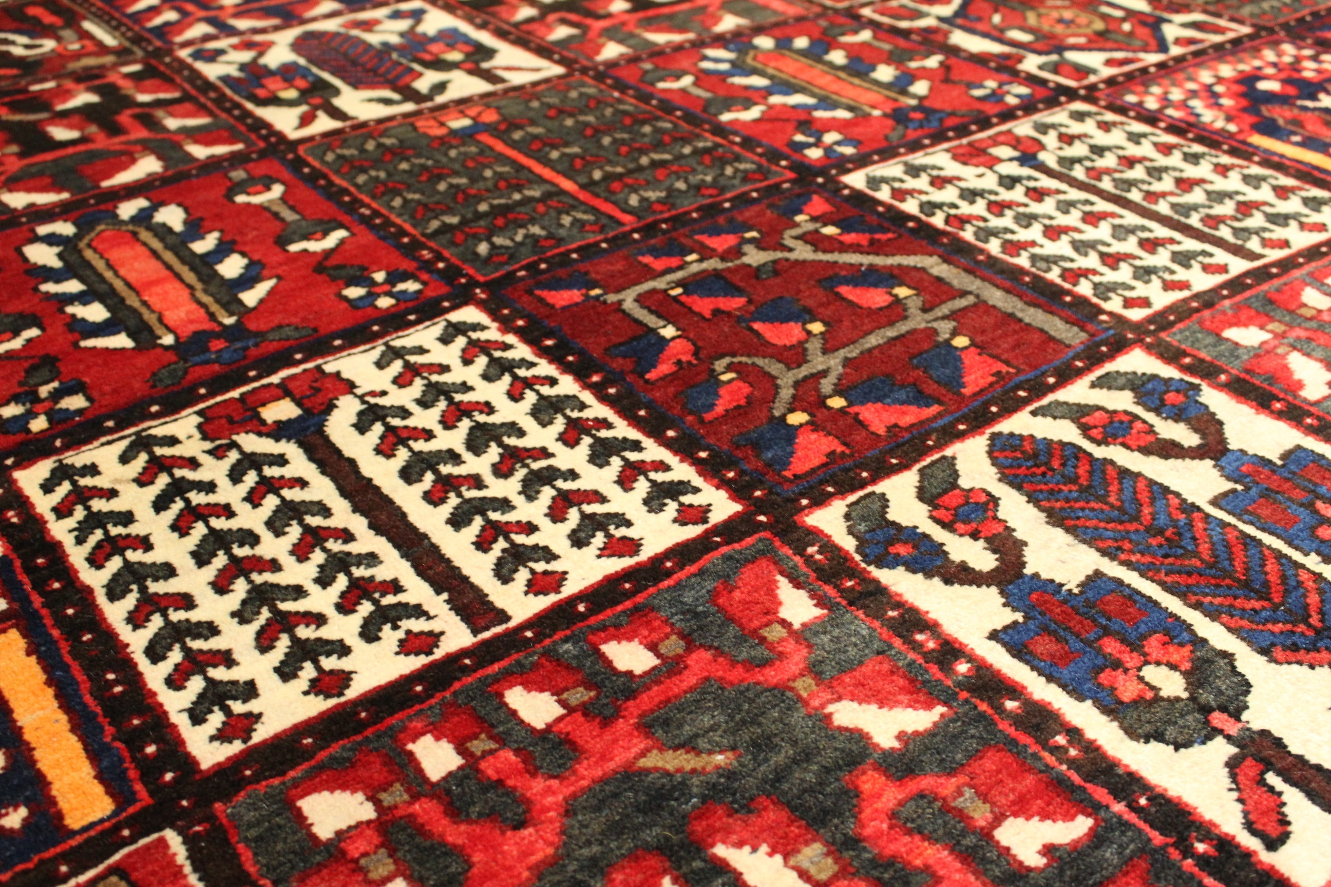 Bakhtiari Rug - 360 cm x 262 cm