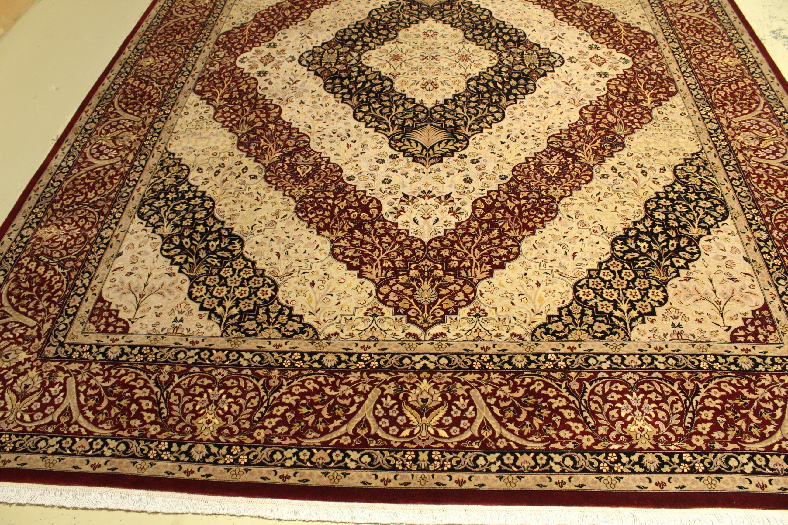 Kashmiri Rug - 370 cm x 276 cm