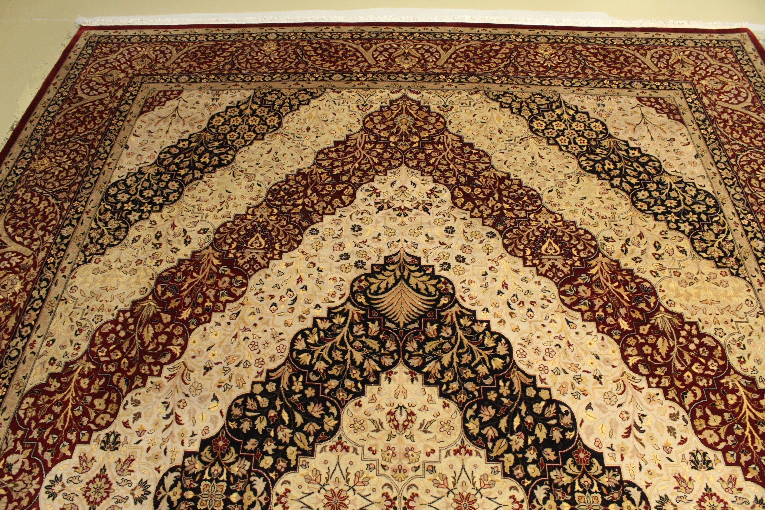 Kashmiri Rug - 370 cm x 276 cm