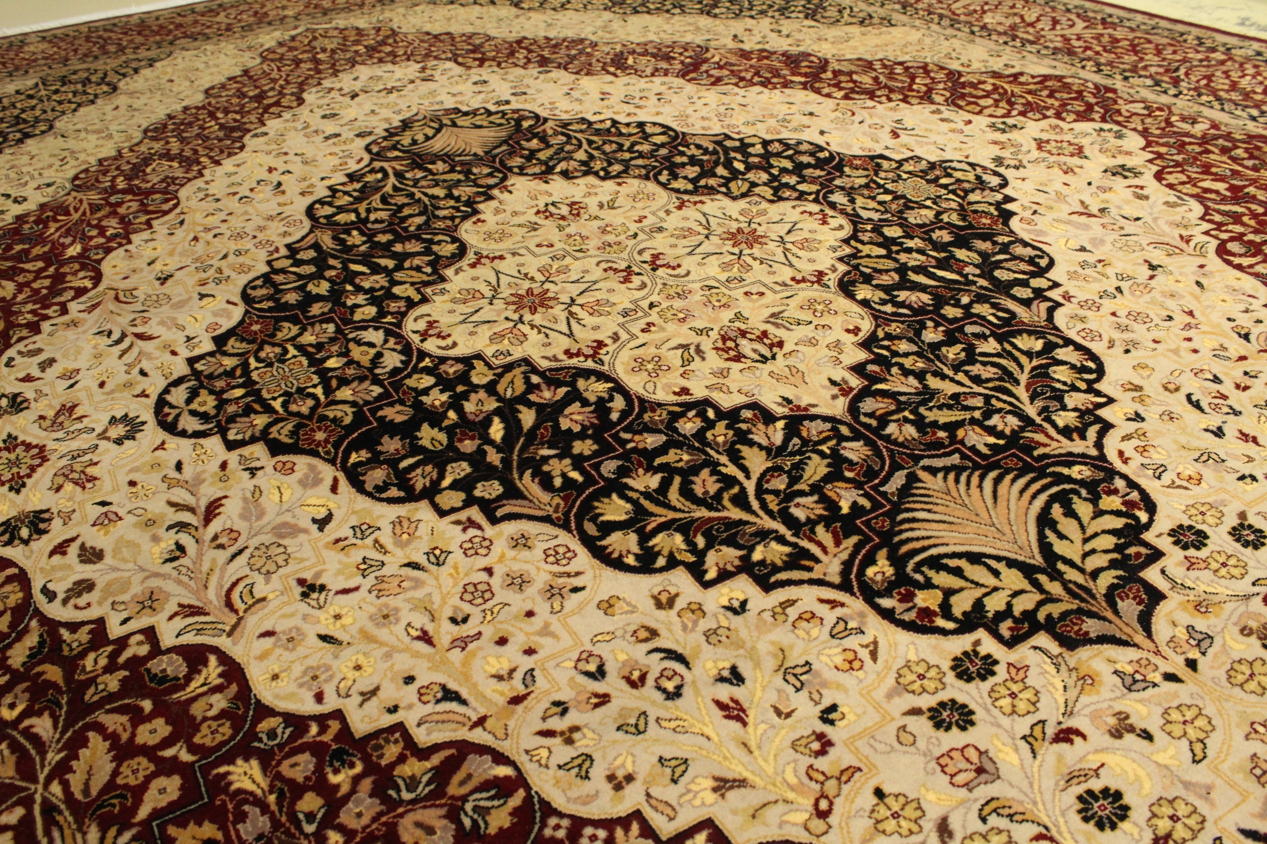 Kashmiri Rug - 370 cm x 276 cm