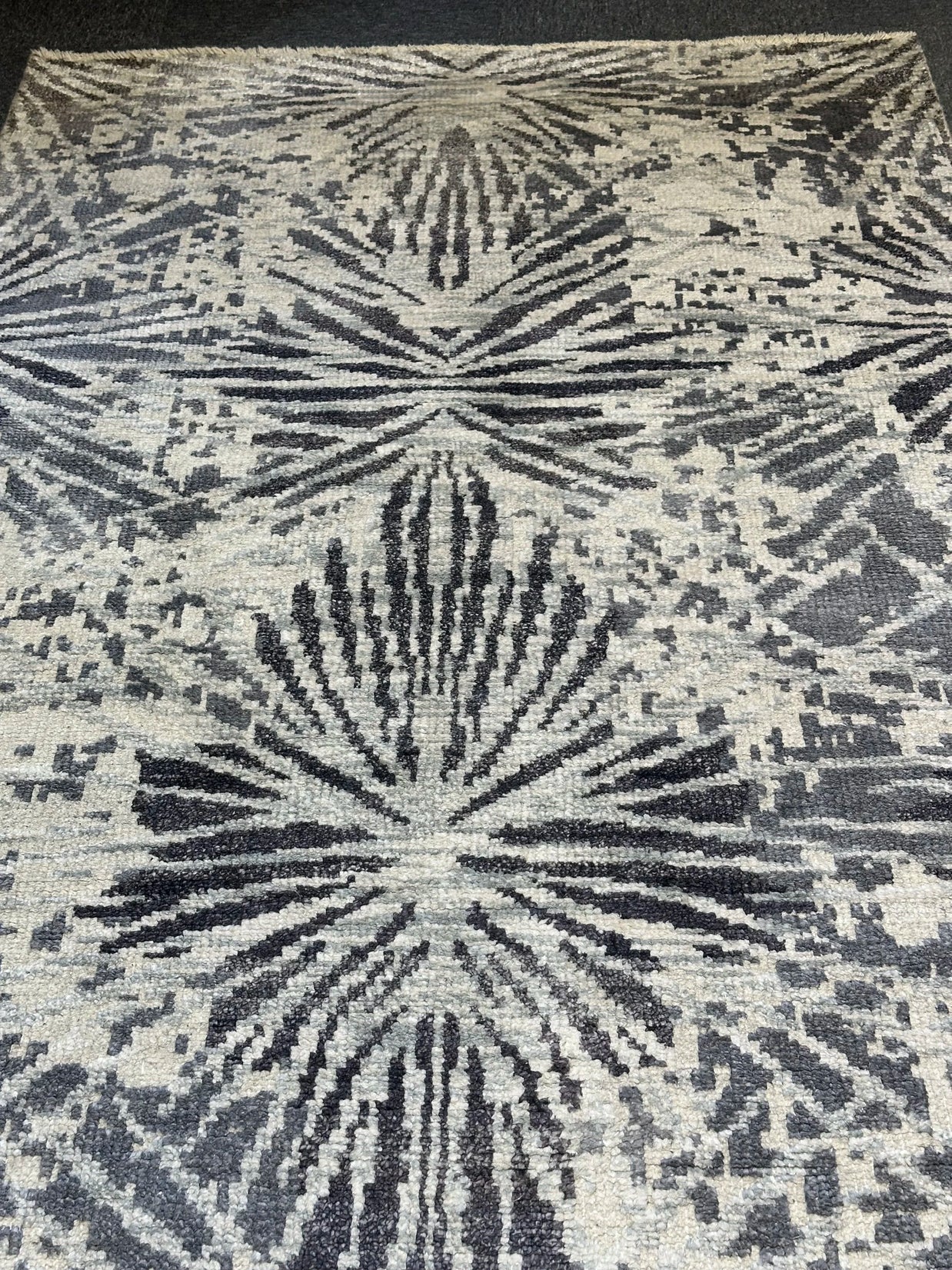 Modern Indian Hand made Rug 200x135