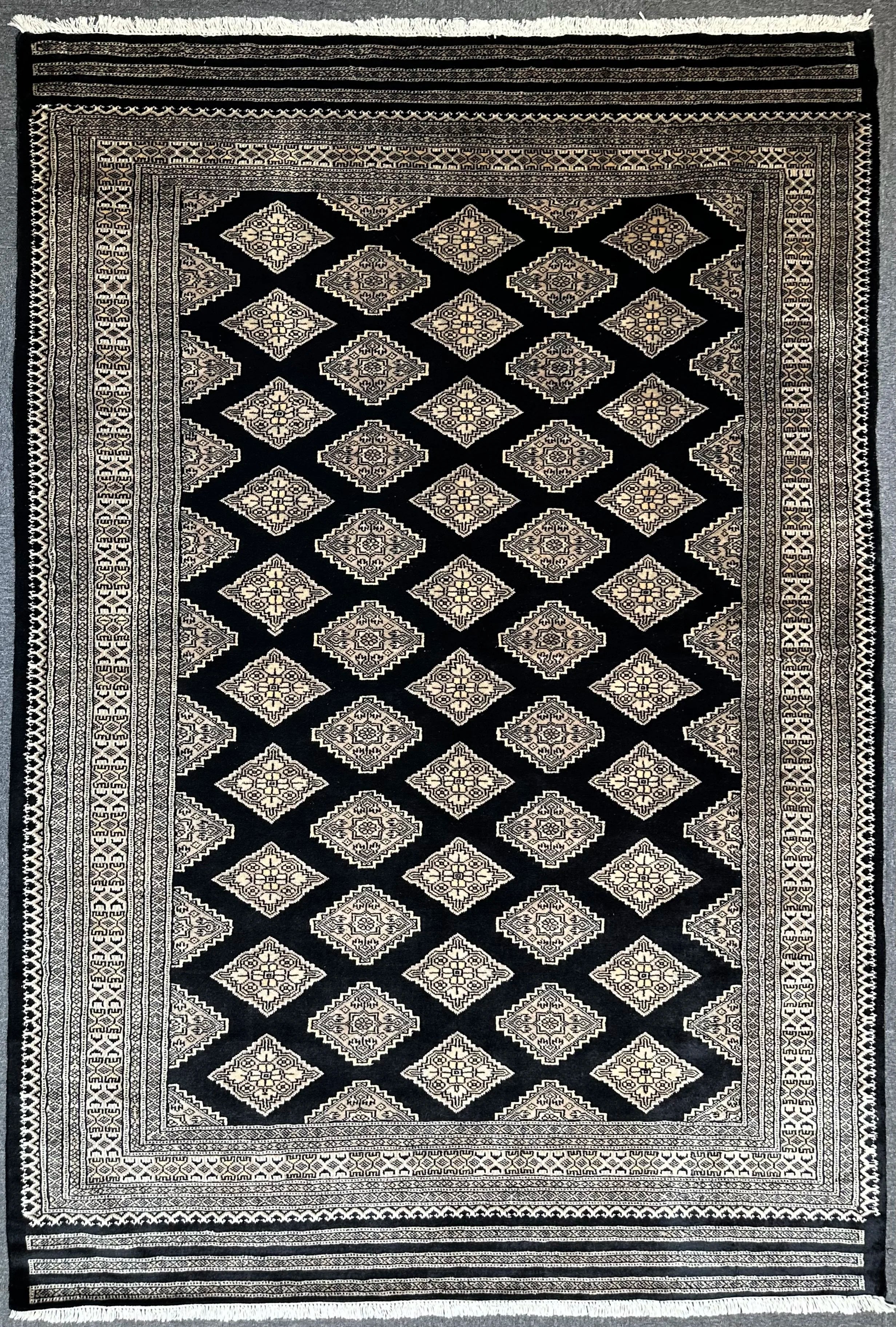 Fine Kashmiri Wool & silk highlights pile