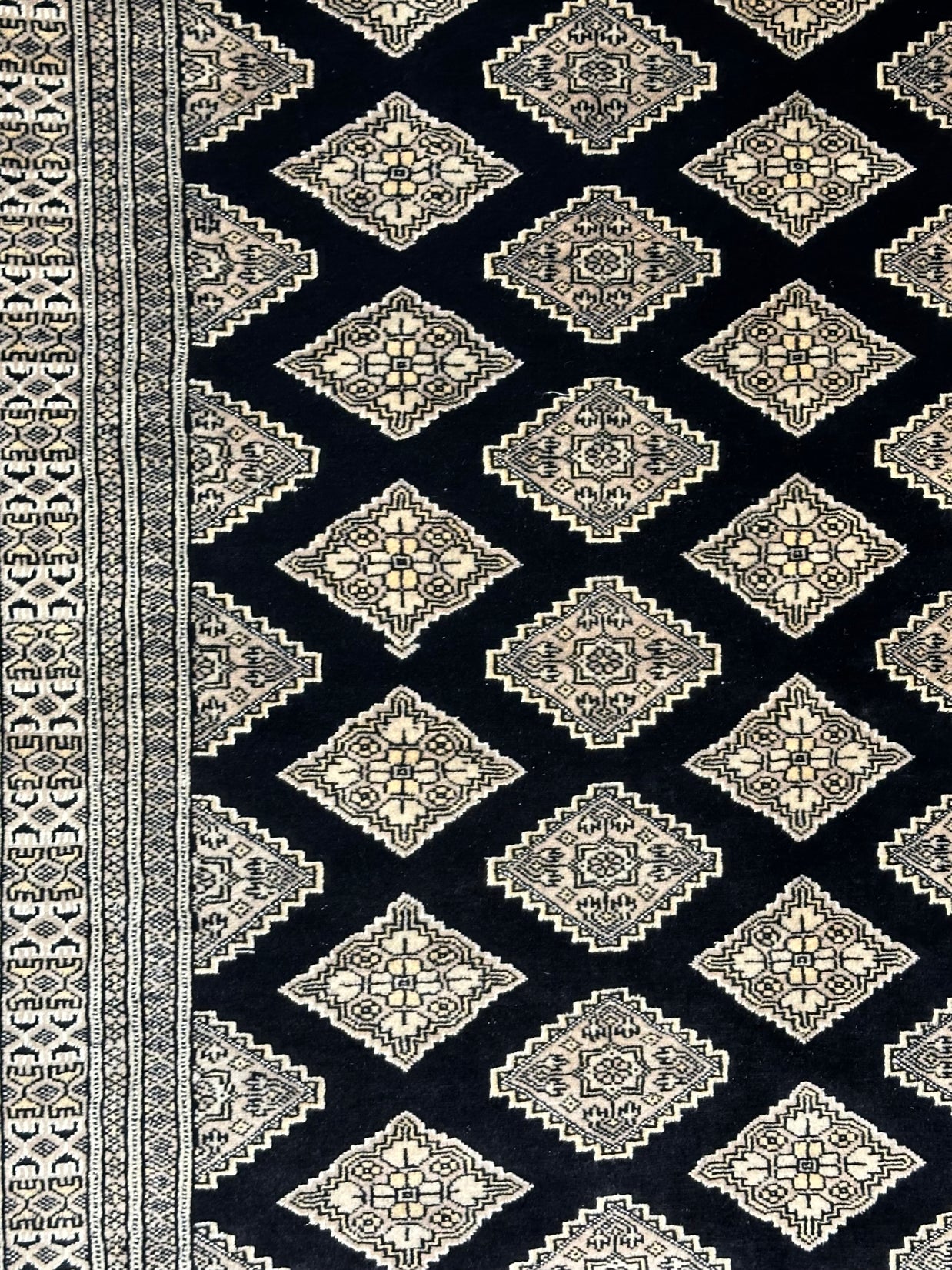 Fine Kashmiri Wool & silk highlights pile