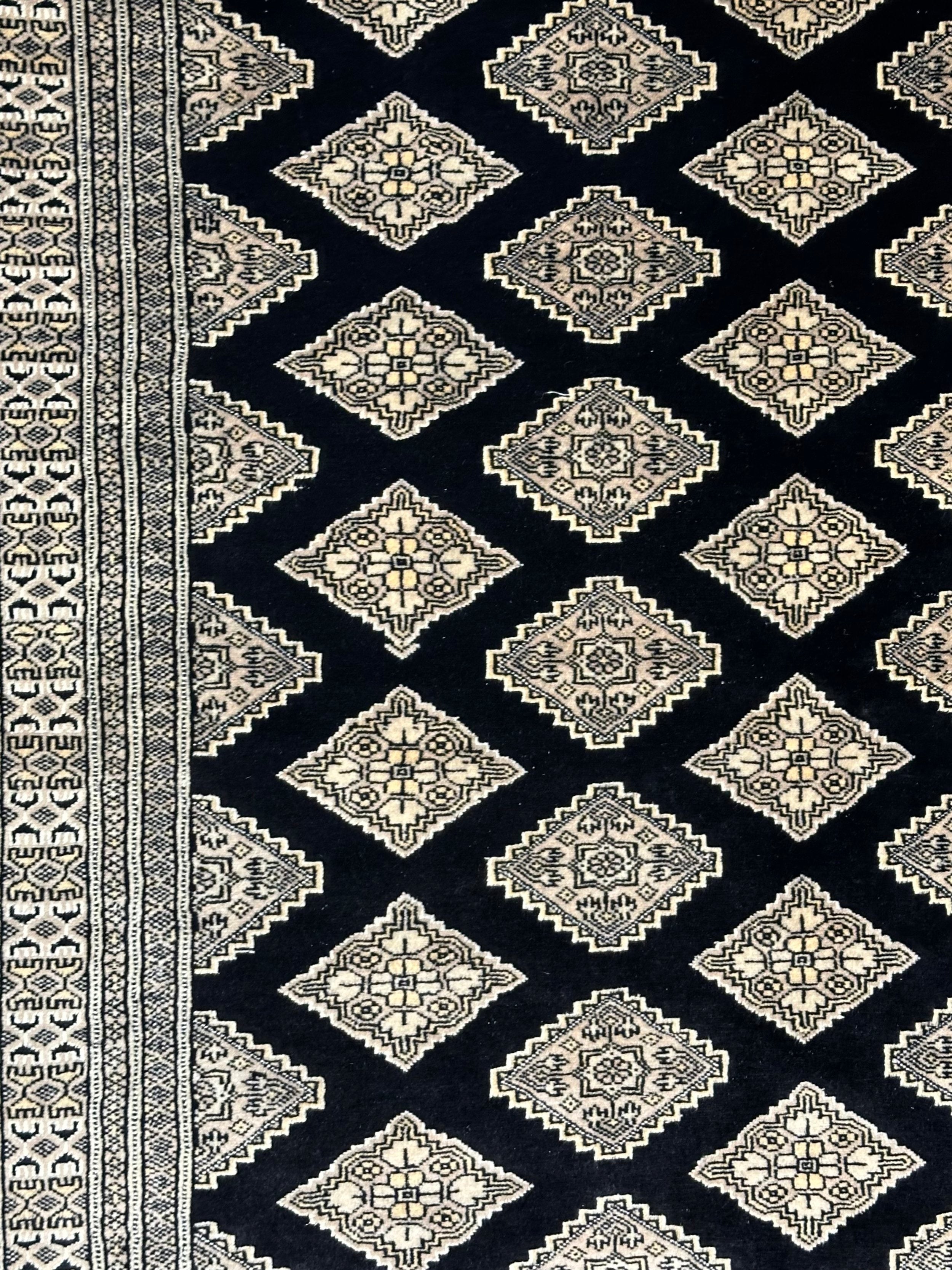 Fine Kashmiri Wool & silk highlights pile