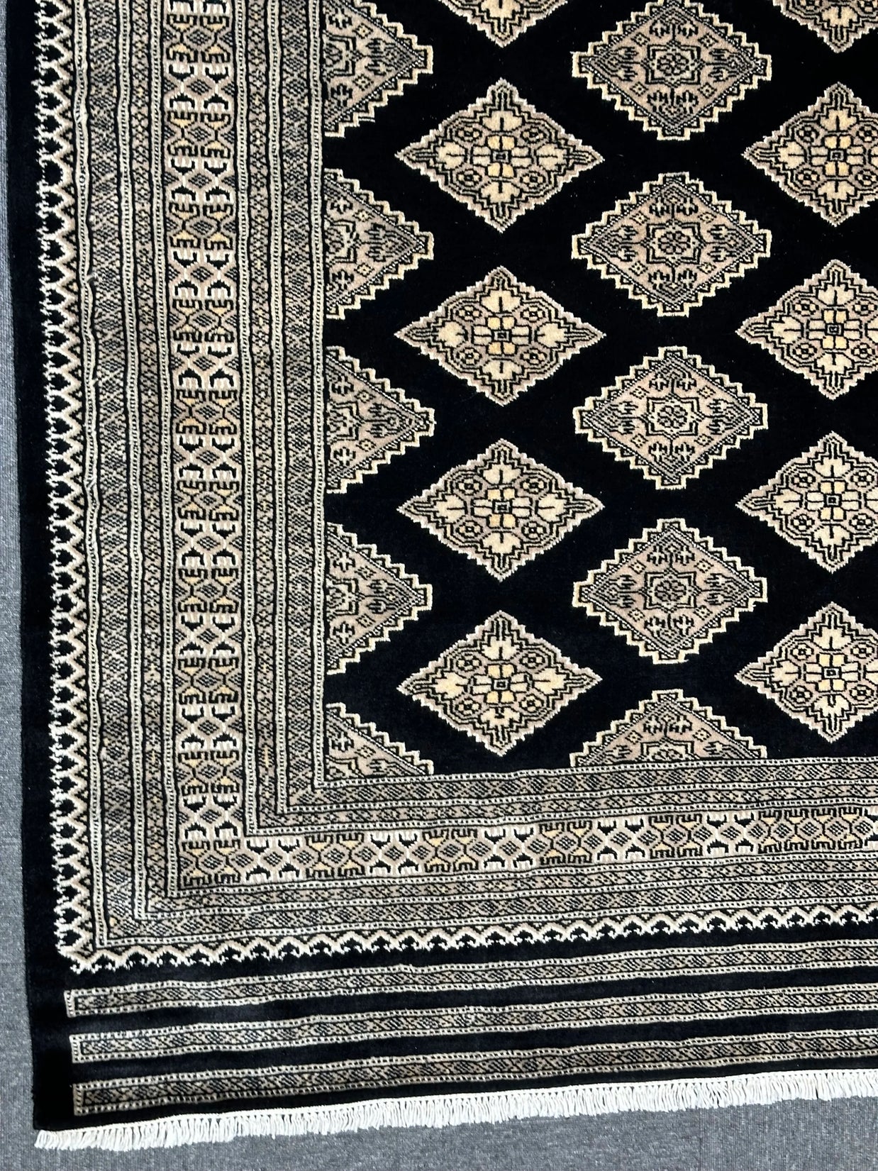 Fine Kashmiri Wool & silk highlights pile