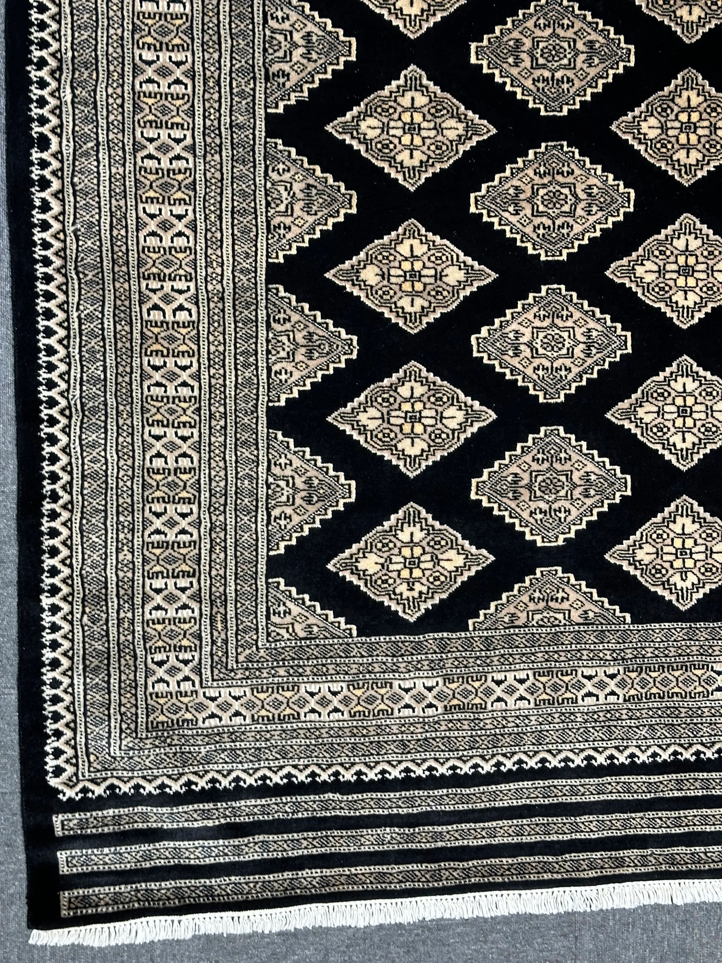 Fine Kashmiri Wool & silk highlights pile