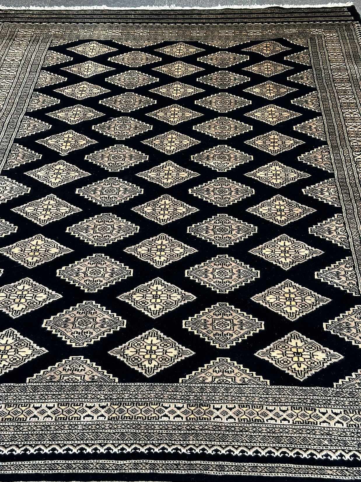Fine Kashmiri Wool & silk highlights pile