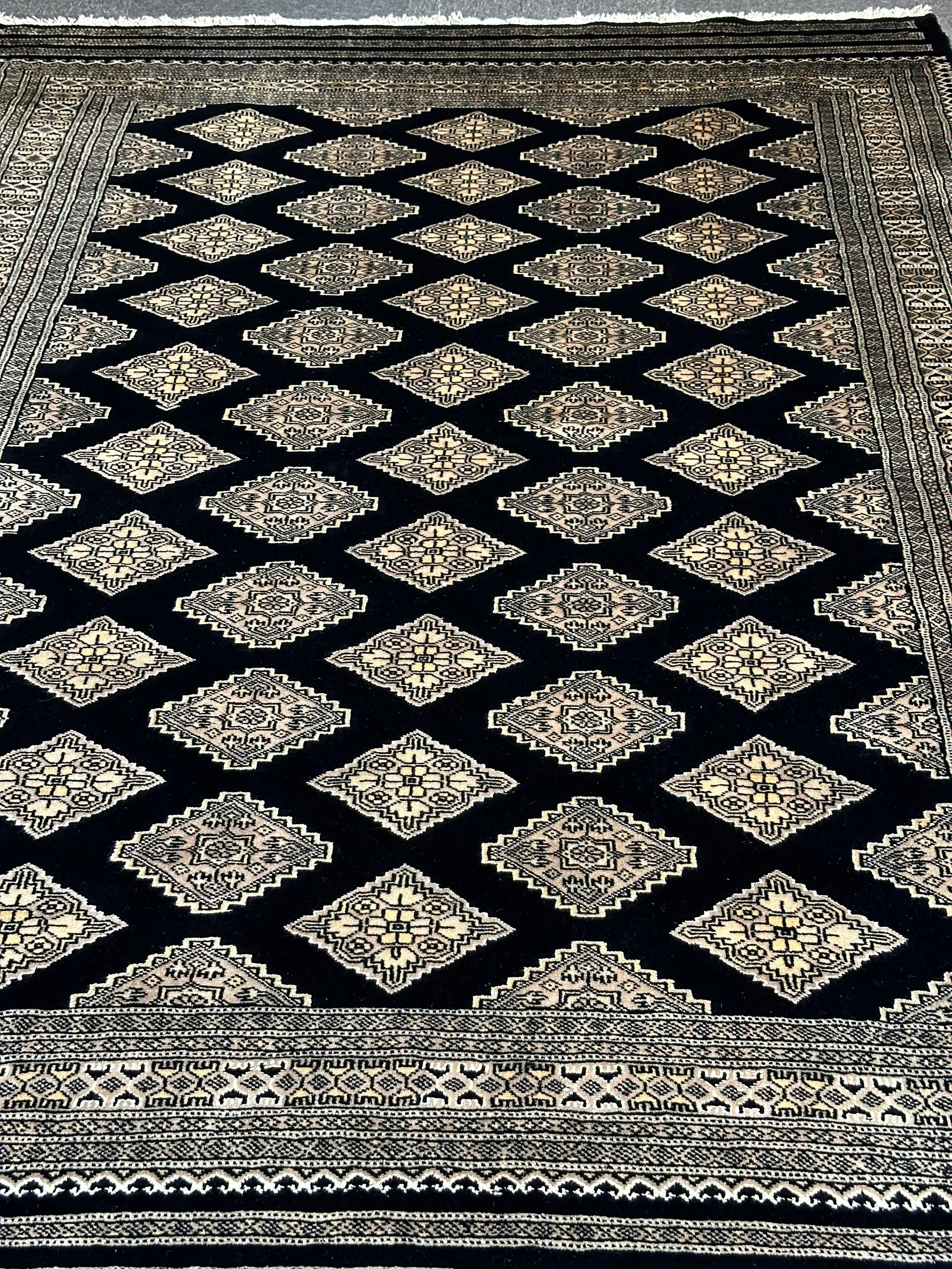 Fine Kashmiri Wool & silk highlights pile