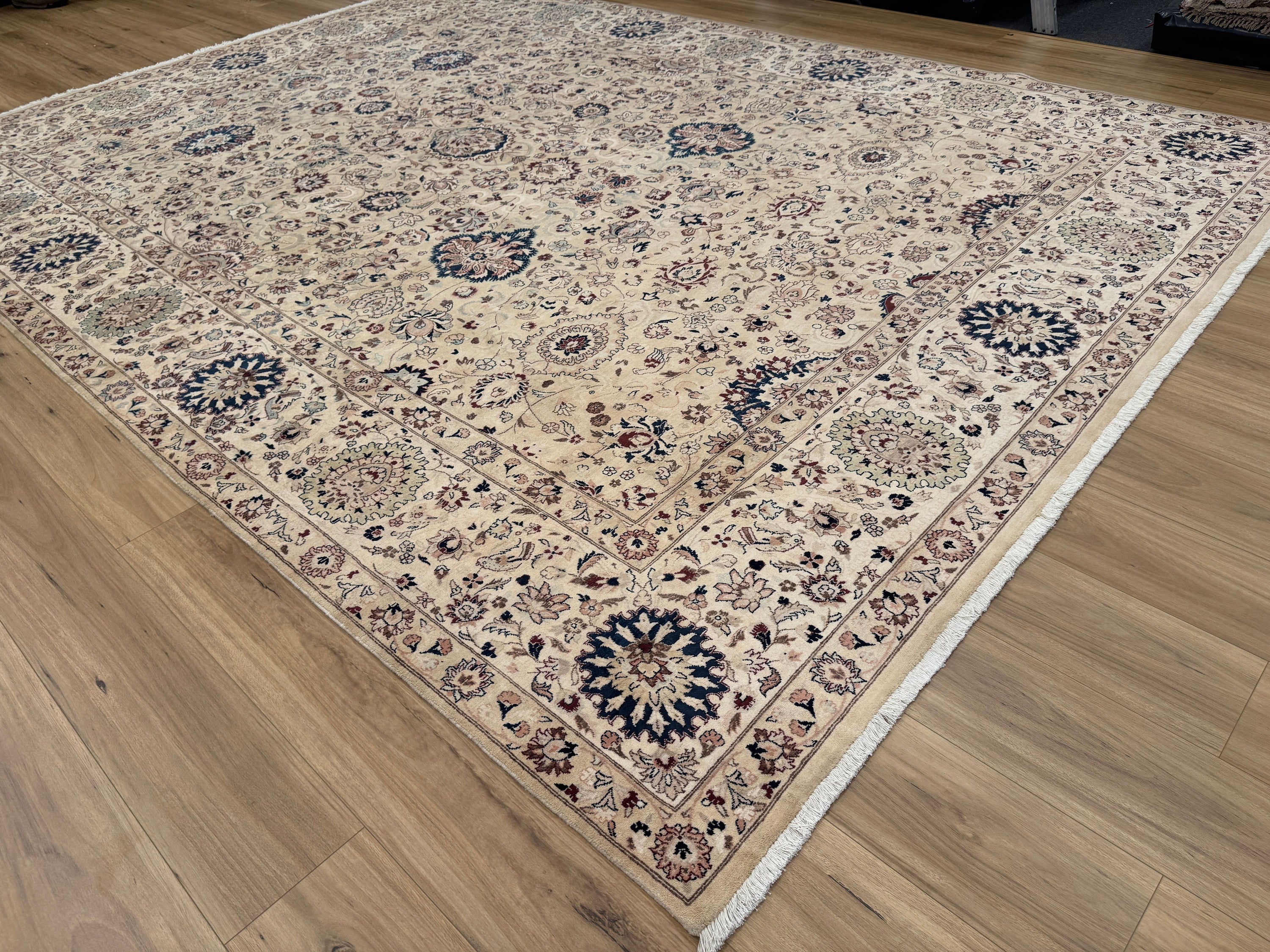 Kashmiri Rug - 371 cm x 271 cm