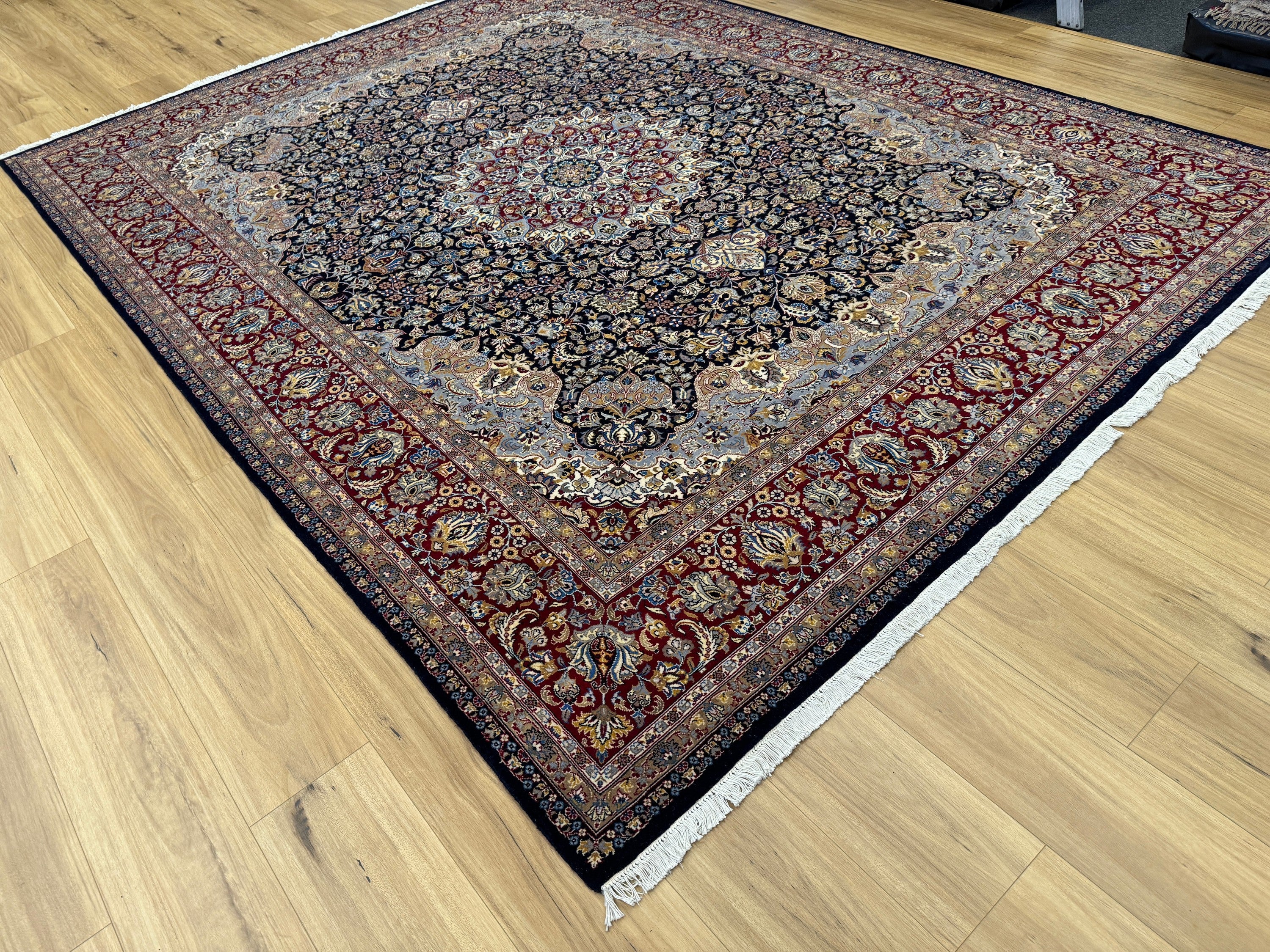 Isfahan Rug - 320 cm x 241 cm